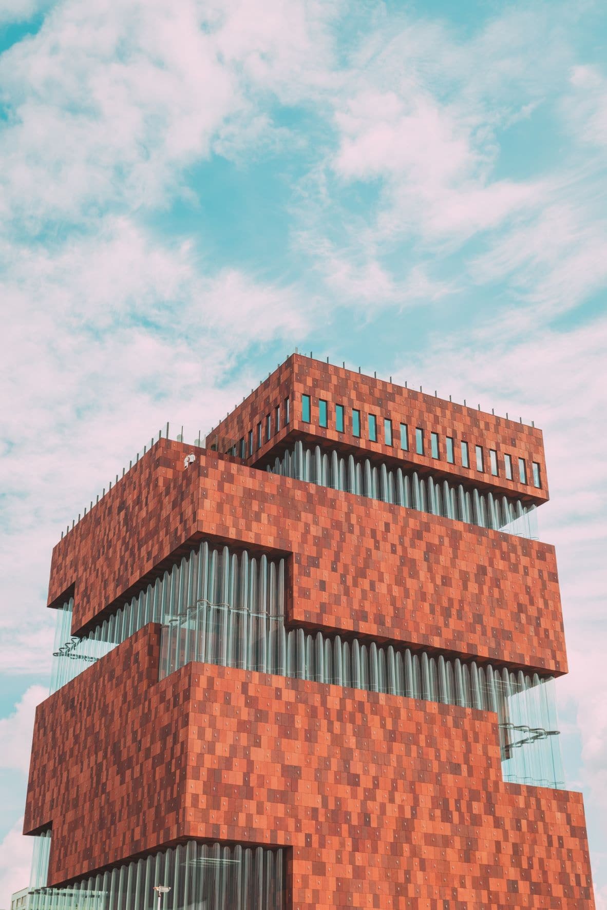 Fassade des MAS Museum am Strom in Antwerpen