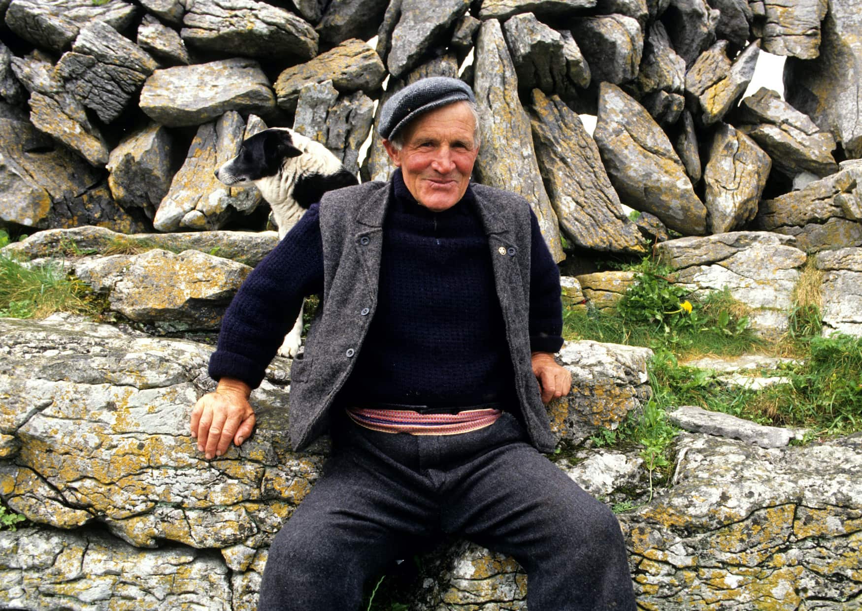 Mann auf den Aran Inseln in Irland
