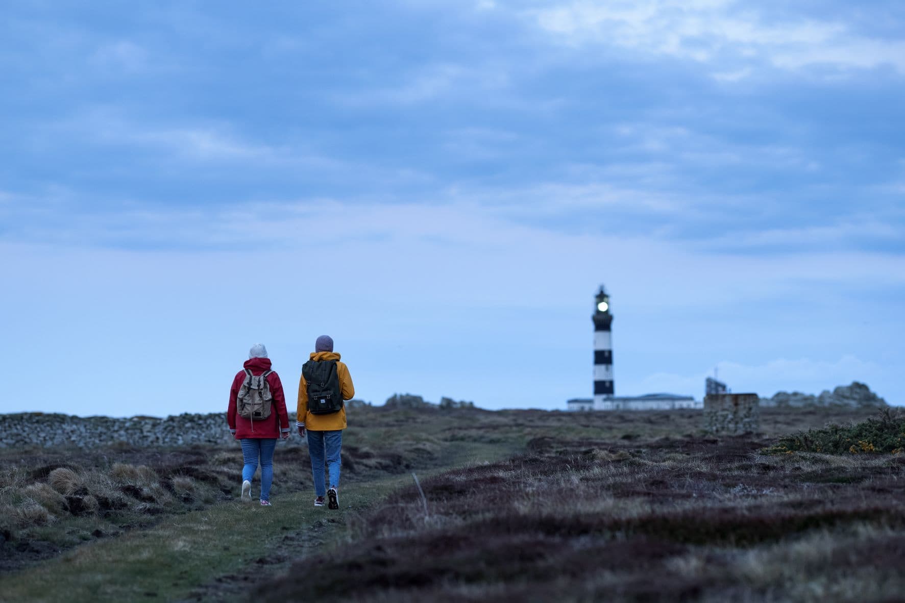Besucher auf dem Weg zu einem Leuchtturm in der Bretagne