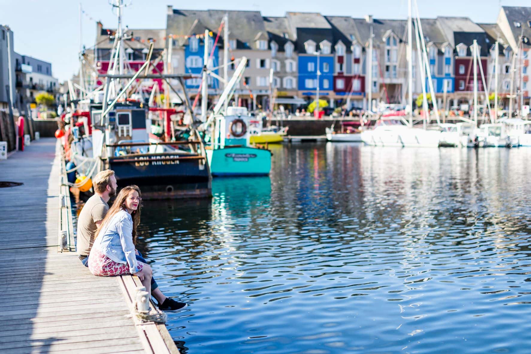 Pärchen sitzt am Hafen von Paimpol in der Bretagne
