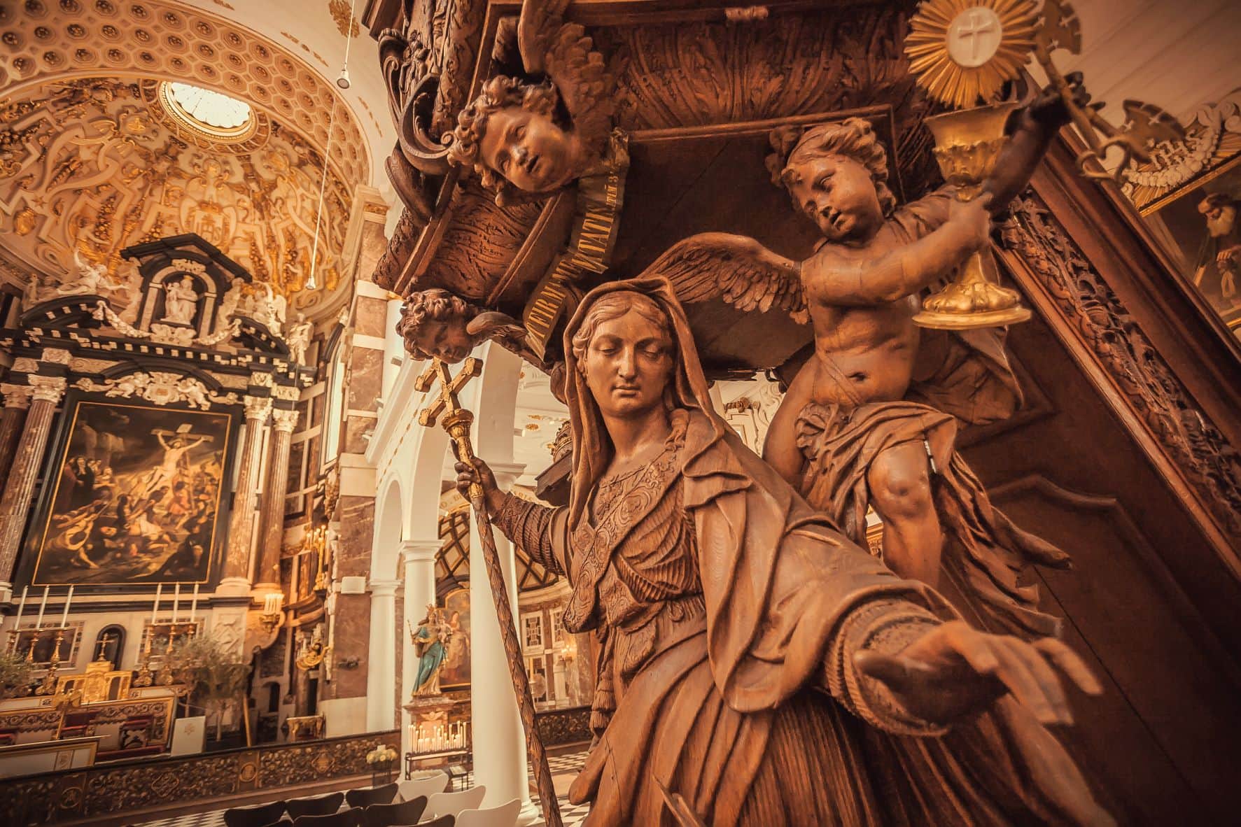 Barockfiguren im Inneren der St. Boroomäuskirche in Antwerpen