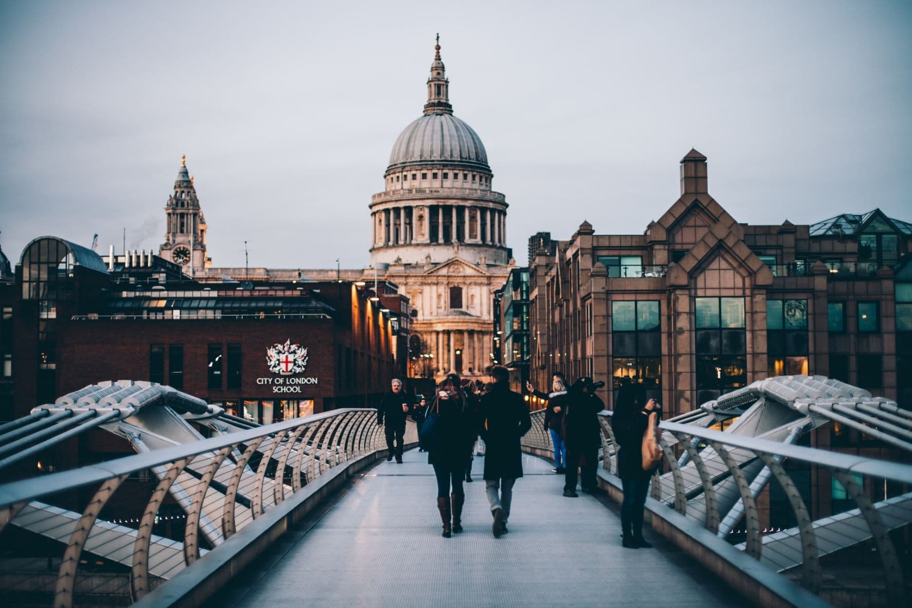 Fußgängerbrücke vor St Paul's Cathedrale in London 