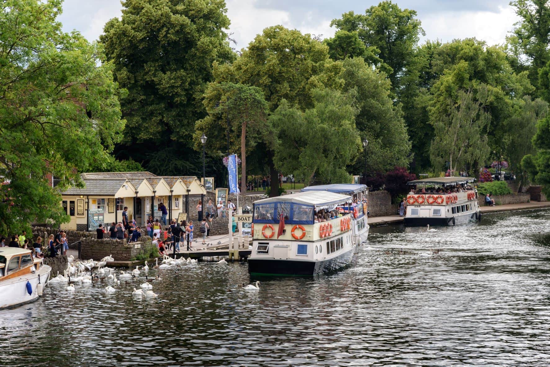Ausflugsschiffe auf der Themse in Windsor bei London 