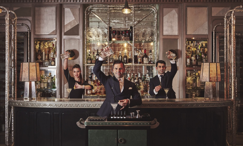Barkeeper in der Bar Connaught in London