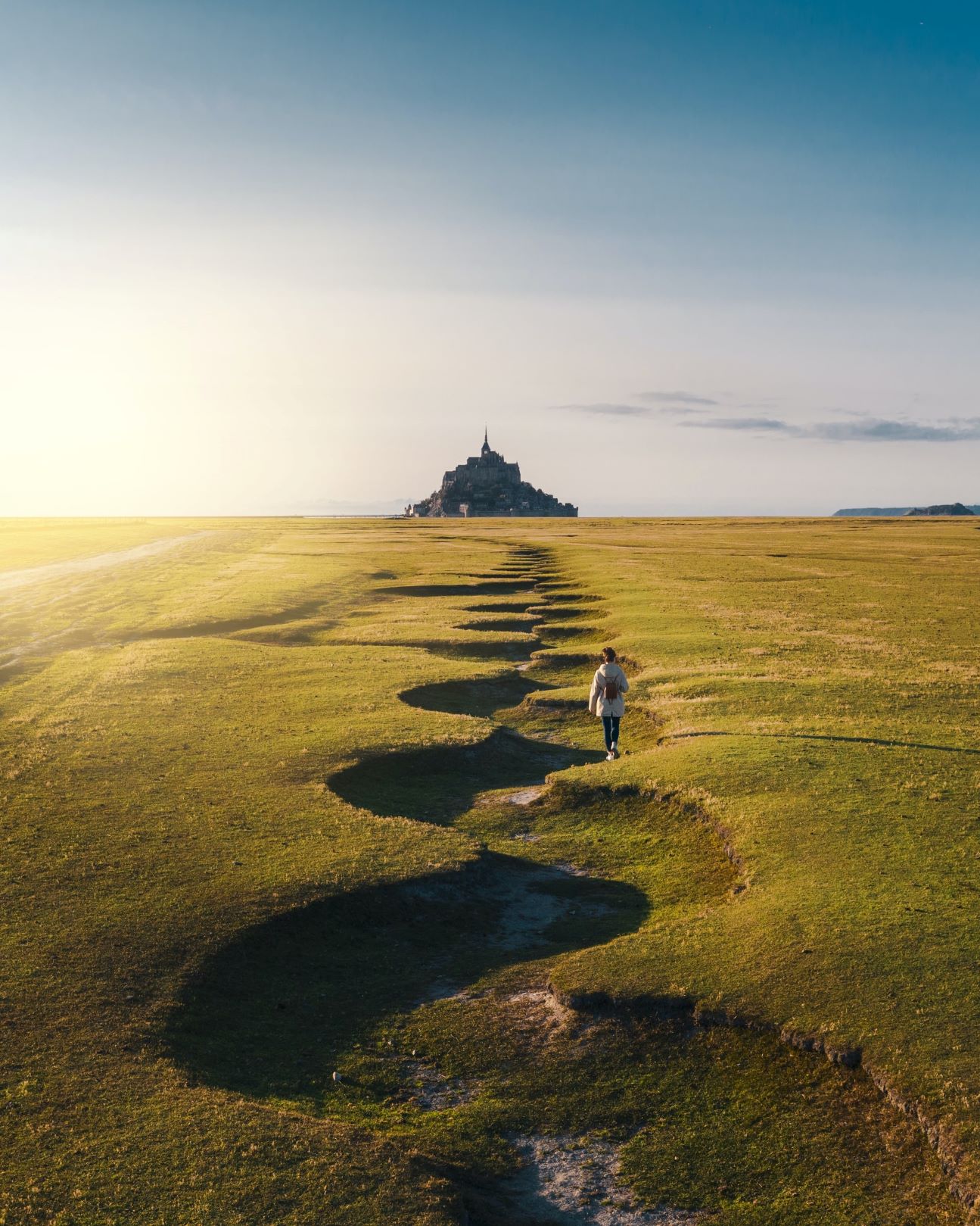 Frau geht zum Mont-Saint-Michel
