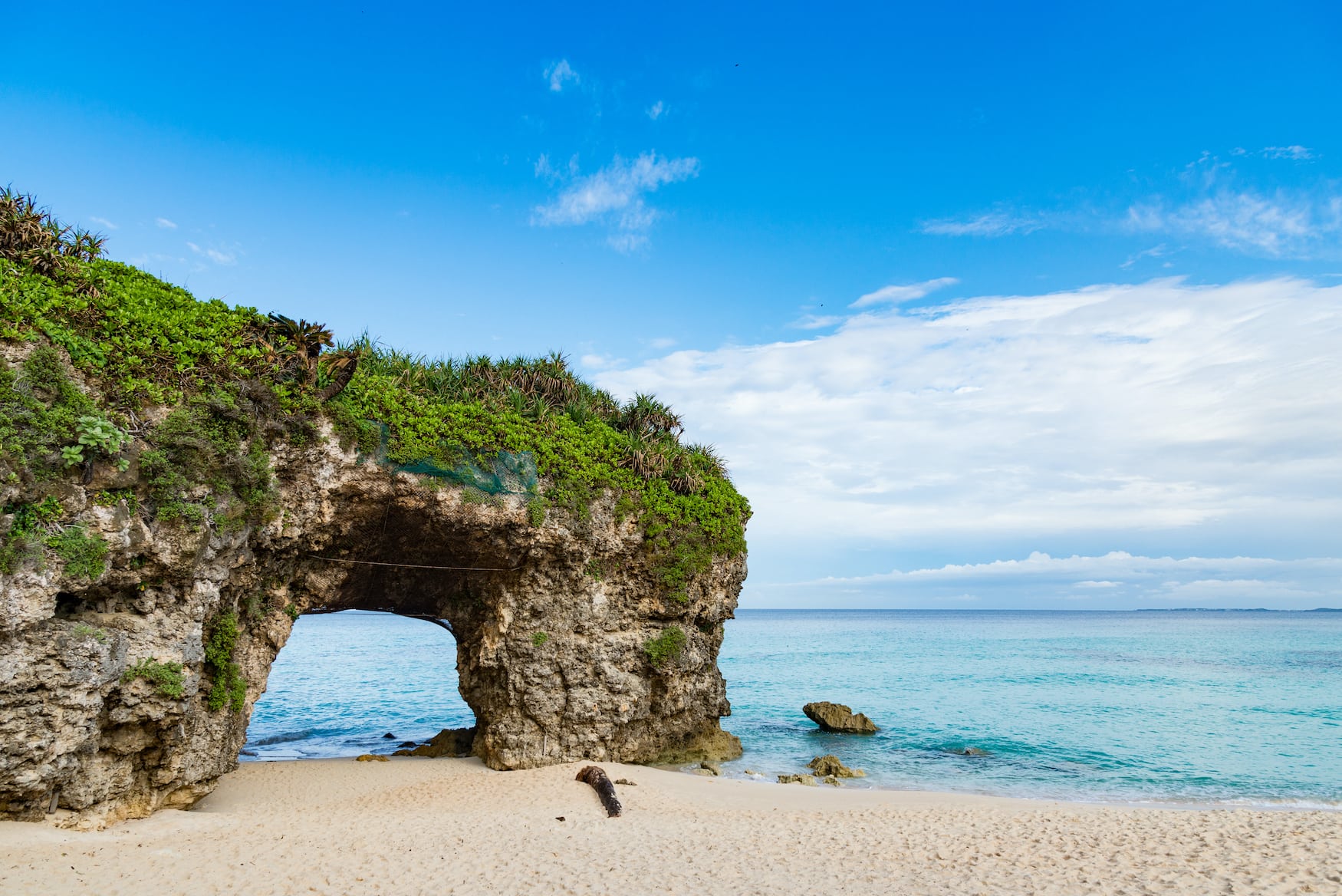 Versteckte Strände, wie etwa der Sunayama Strand in Japan, lohnen einen Besuch