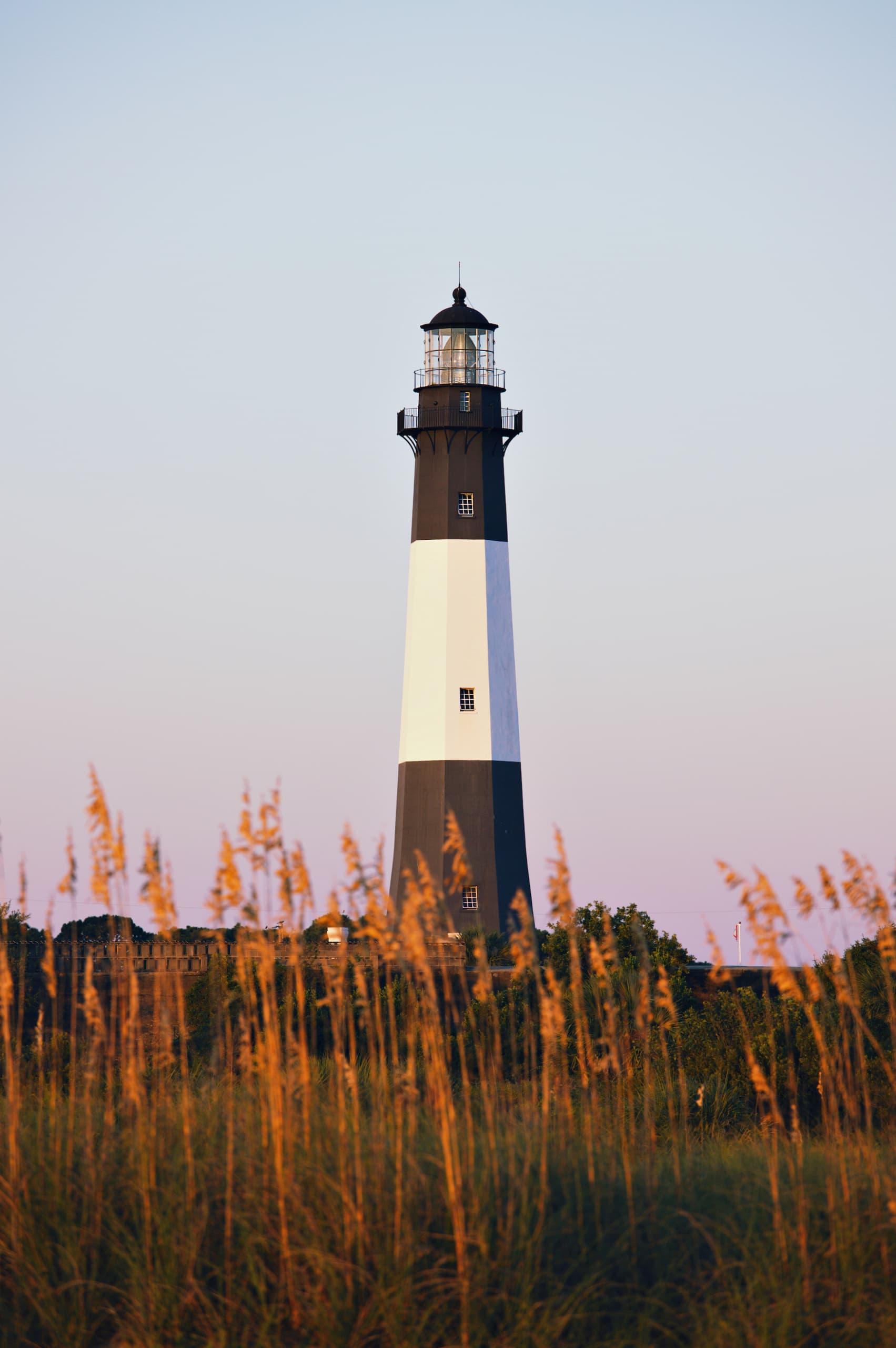 Leuchtturm auf Type Island bei Sonnenuntergang