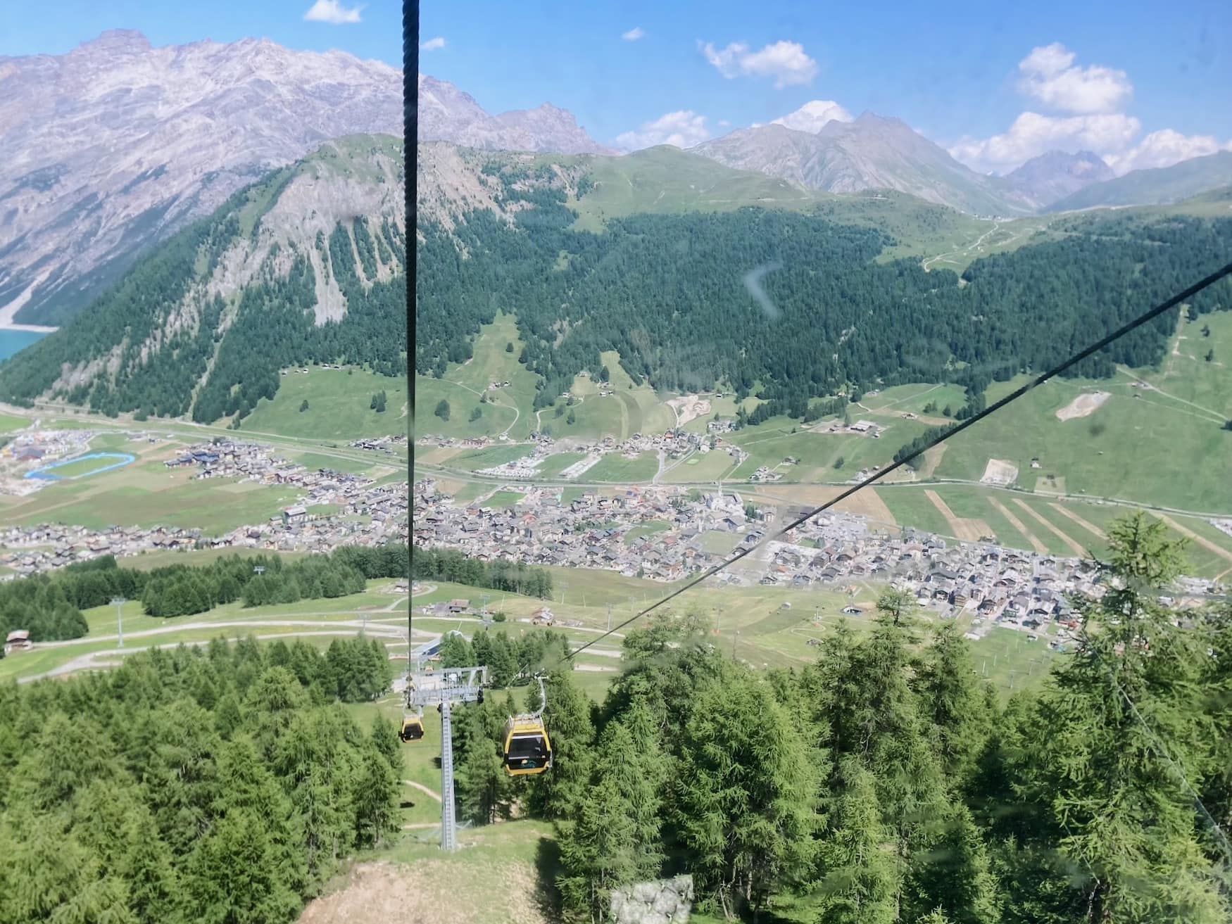 Seilbahn fährt ins Tal von Livigno