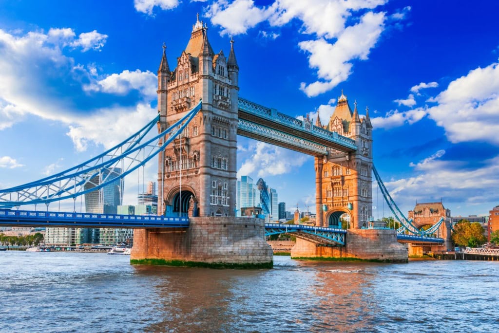 Blick auf Themse und Tower Bridge in London
