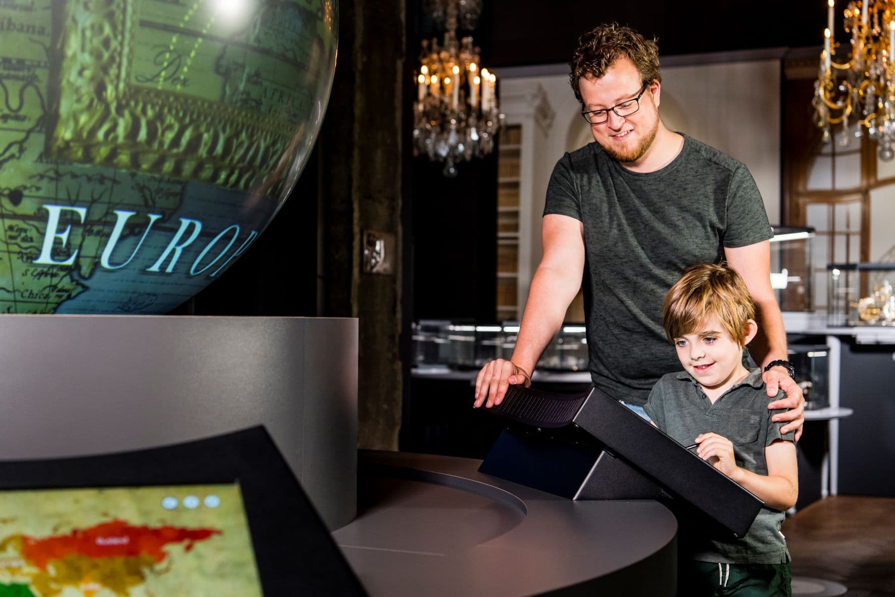 Vater und Sohn im DIVA, Antwerpen