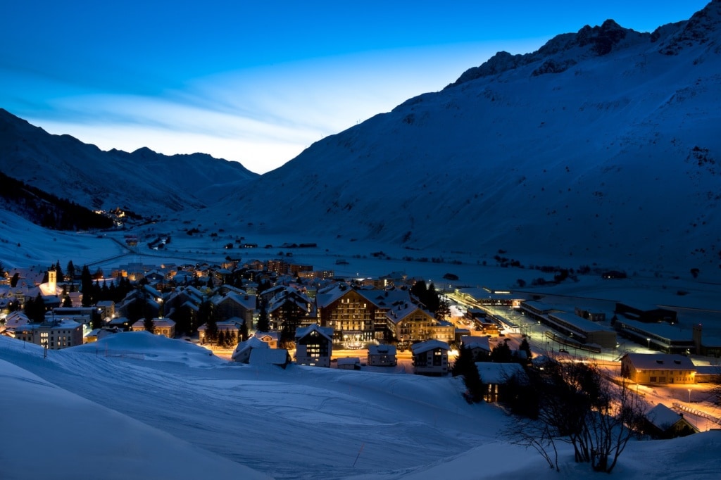 Sonnenuntergang über verschneitem Bergdorf in den Schweizer Alpen