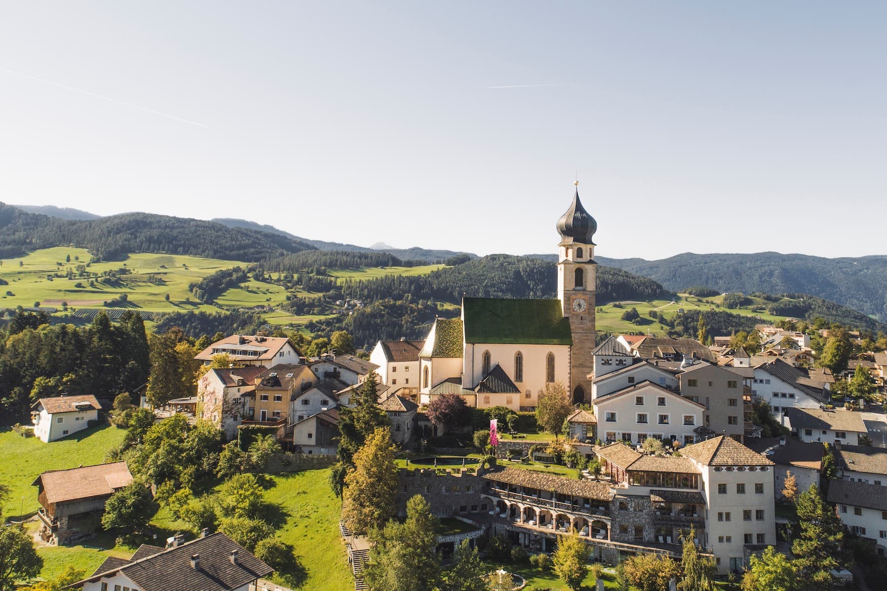 Romantik Hotel Turm in Südtiroler Landschaft