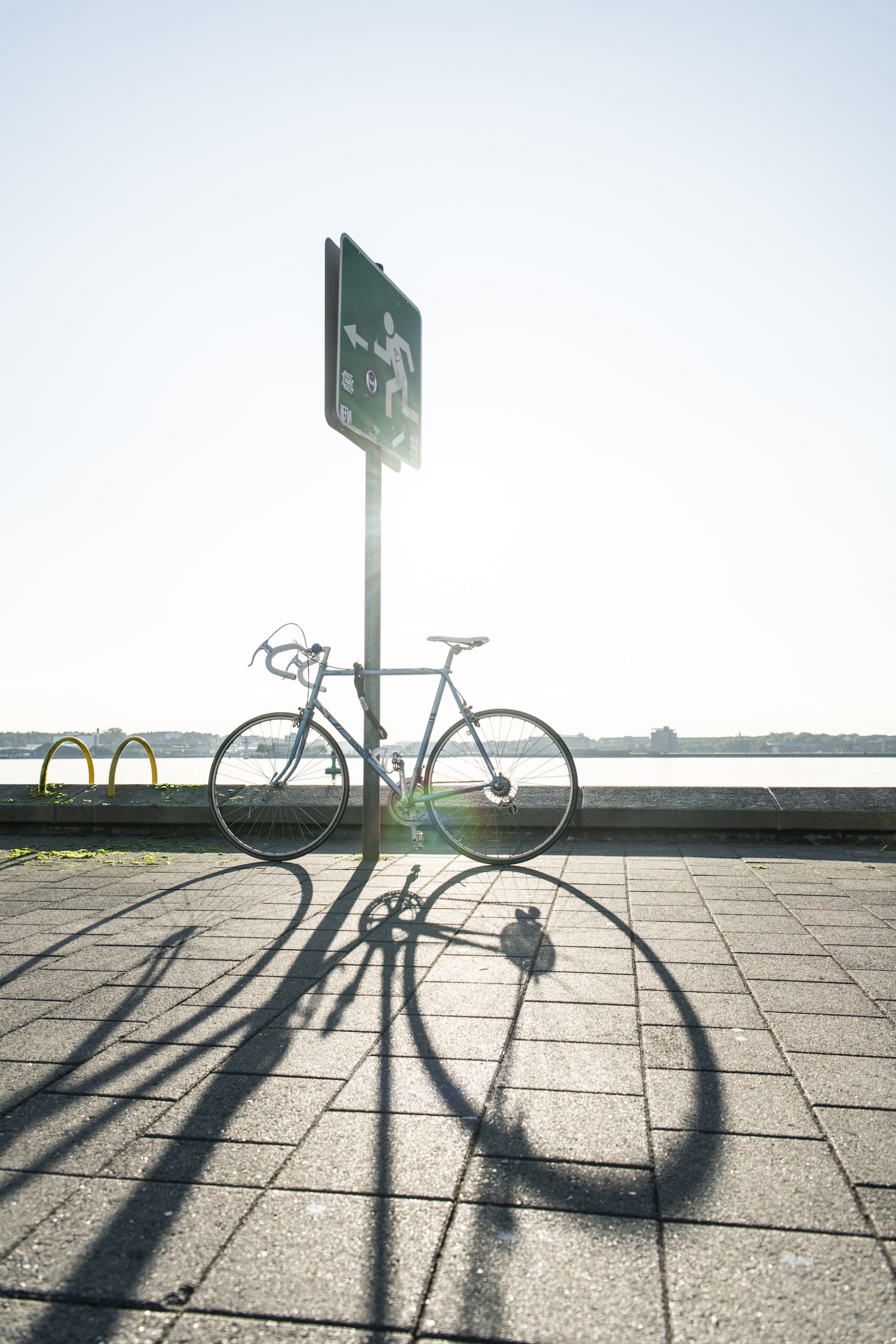Ein Fahrrad an der Kiellinie