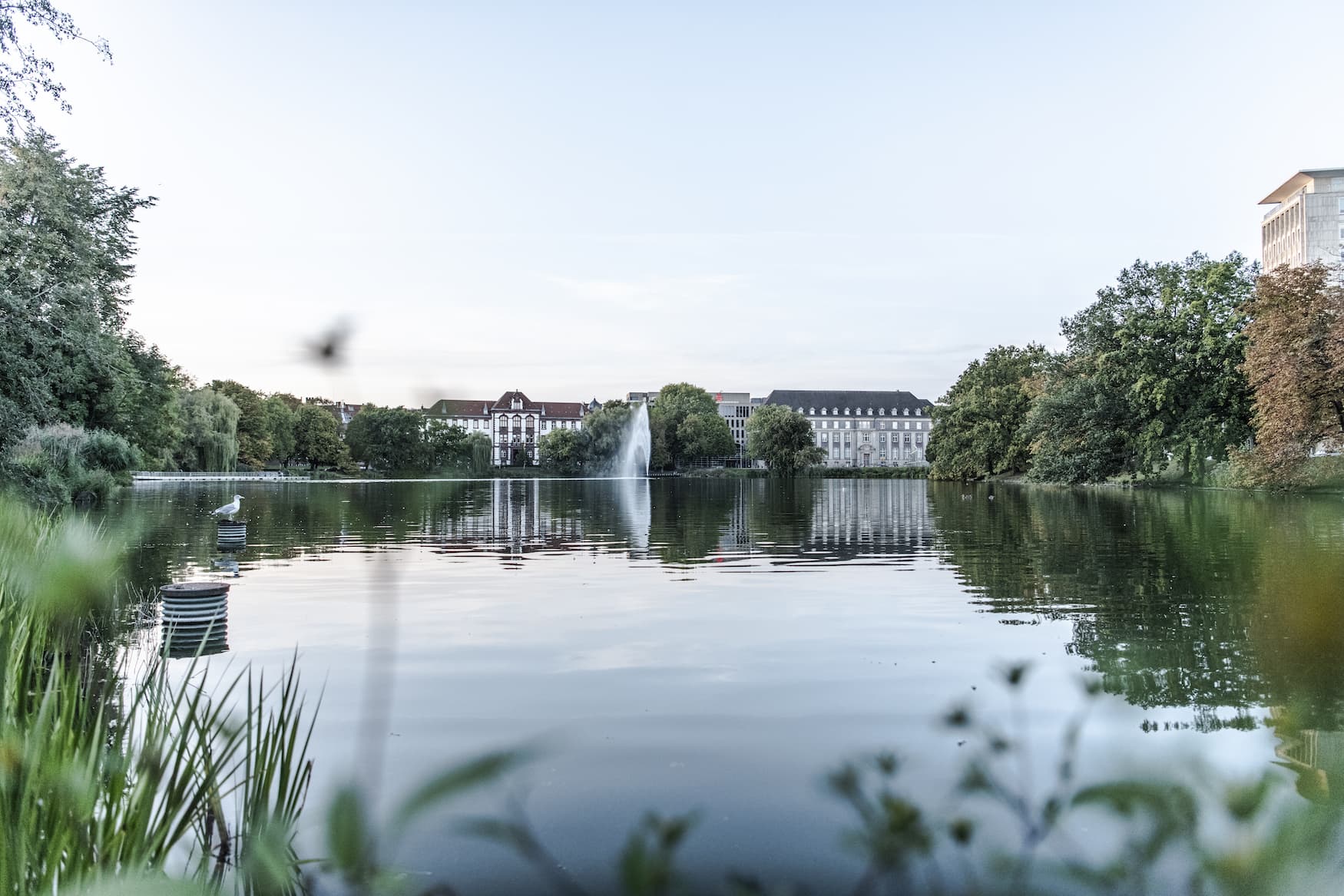 Das Binnengewässer "Der Kleine Kiel" mit seiner Wasserfontäne