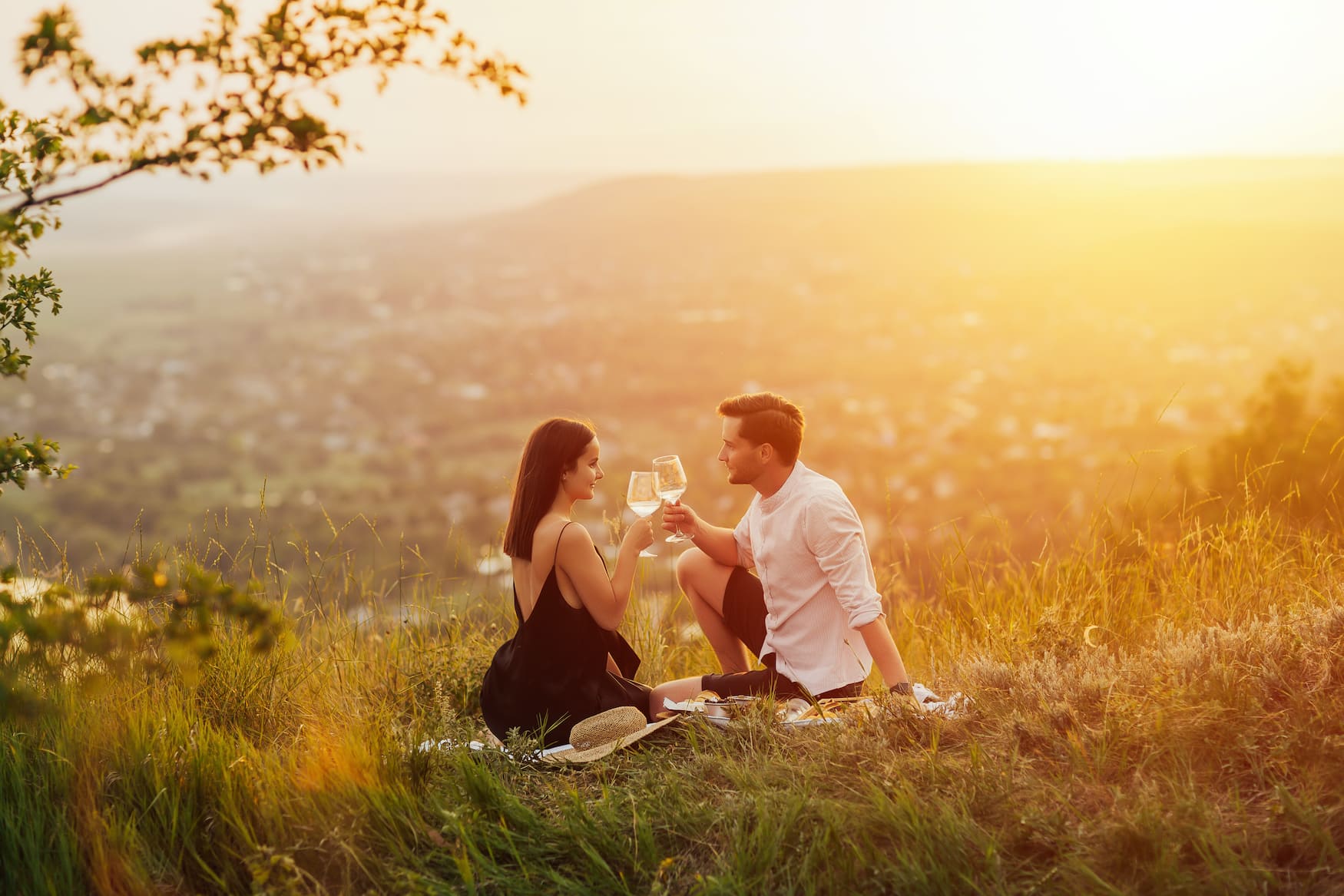 Pärchen beim Picknick im Sonnenuntergang