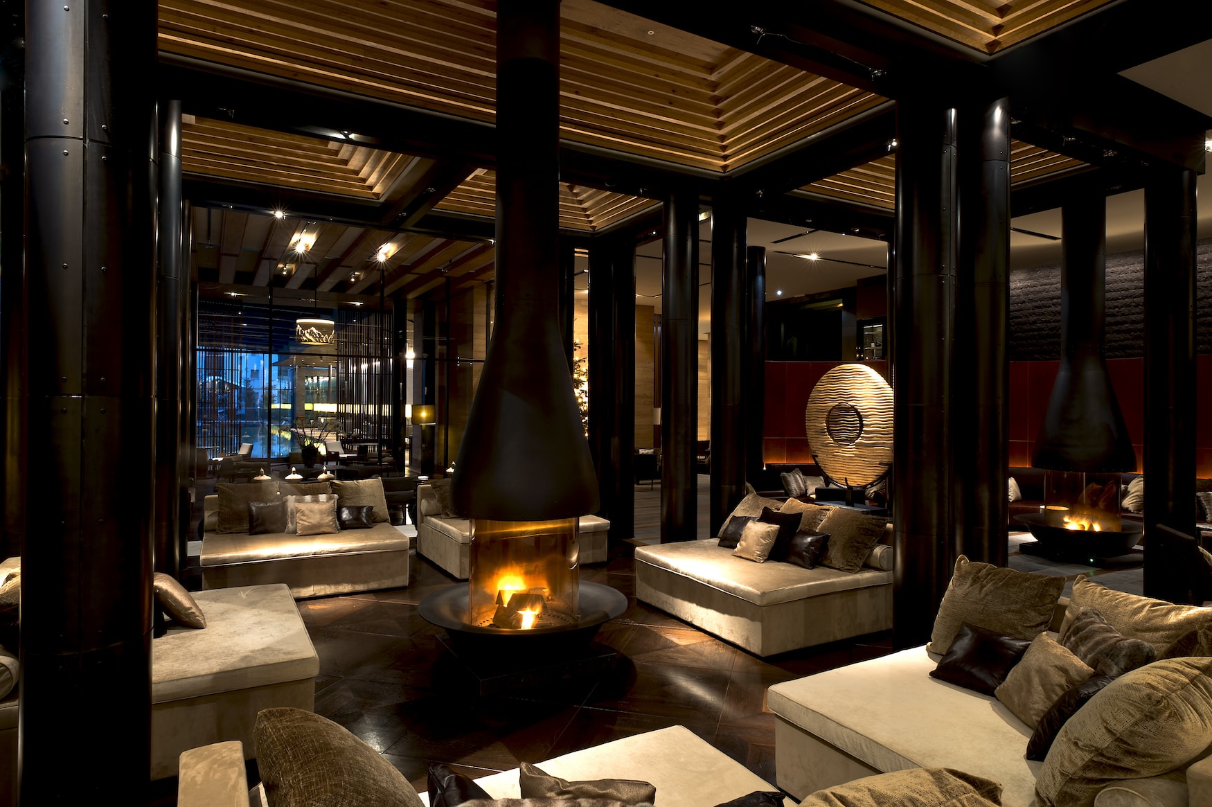 Kamin in der Lobby des Chedi Andermatt