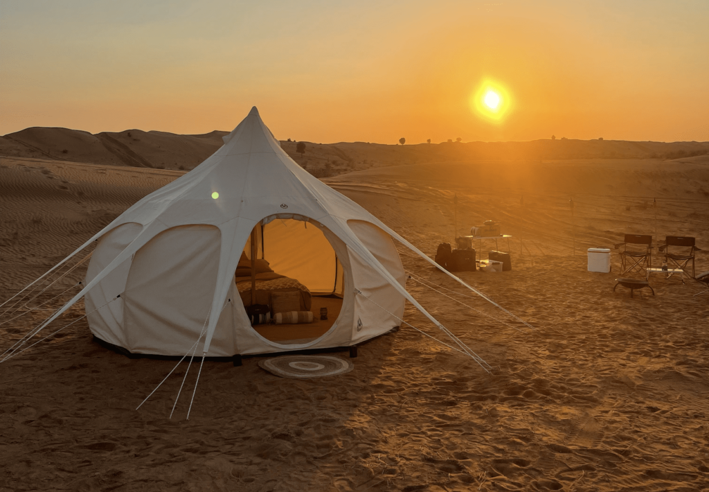 Glamping in der Wüste von Dubai bei Sonnenuntergang