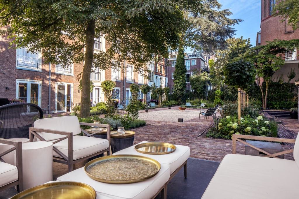 Innenhof des Pulitzer Hotel Amsterdam an einem sonnigen Tag