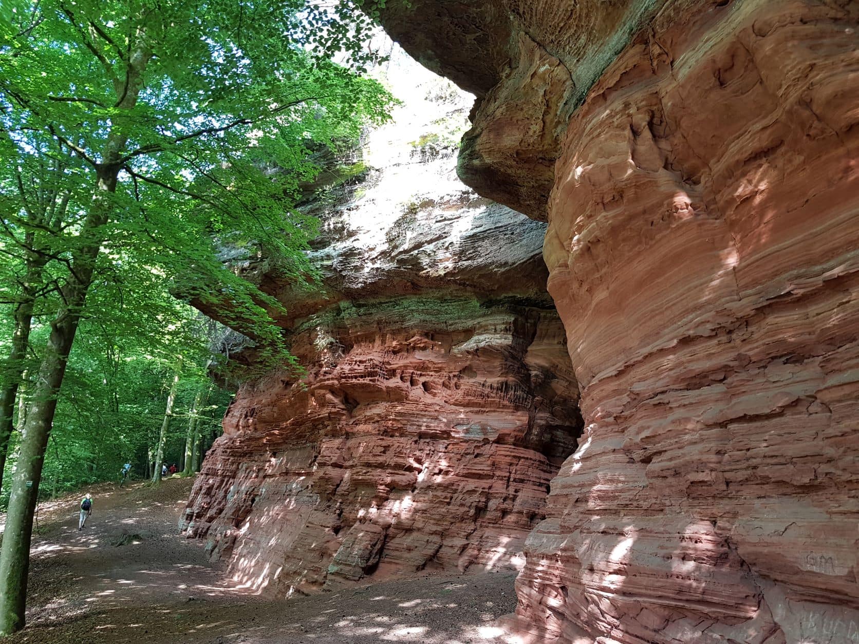 Wanderer an der Sandsteinformation Altschloßfelsen