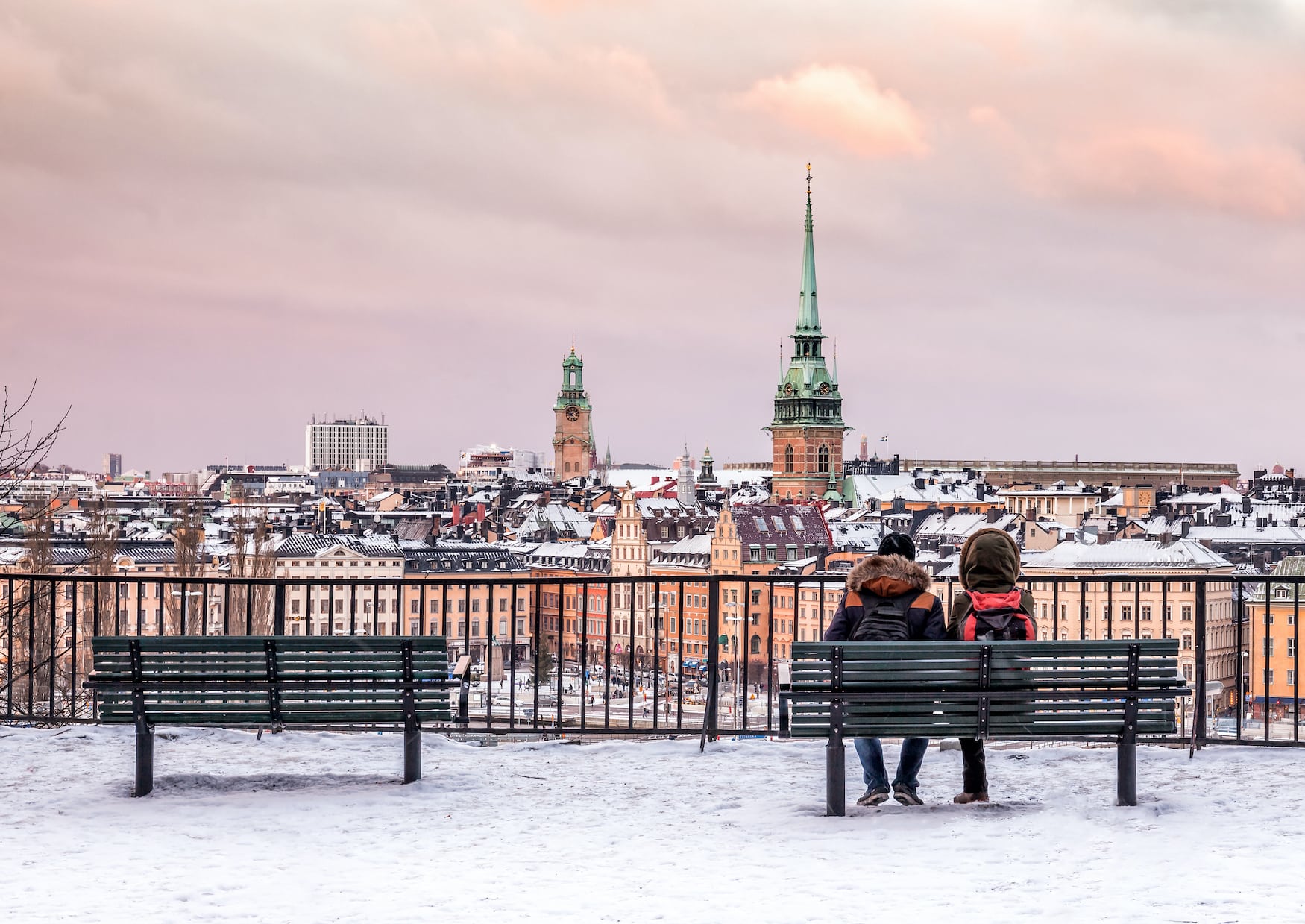 Zwei Menschen auf einer Bank in Stockholm