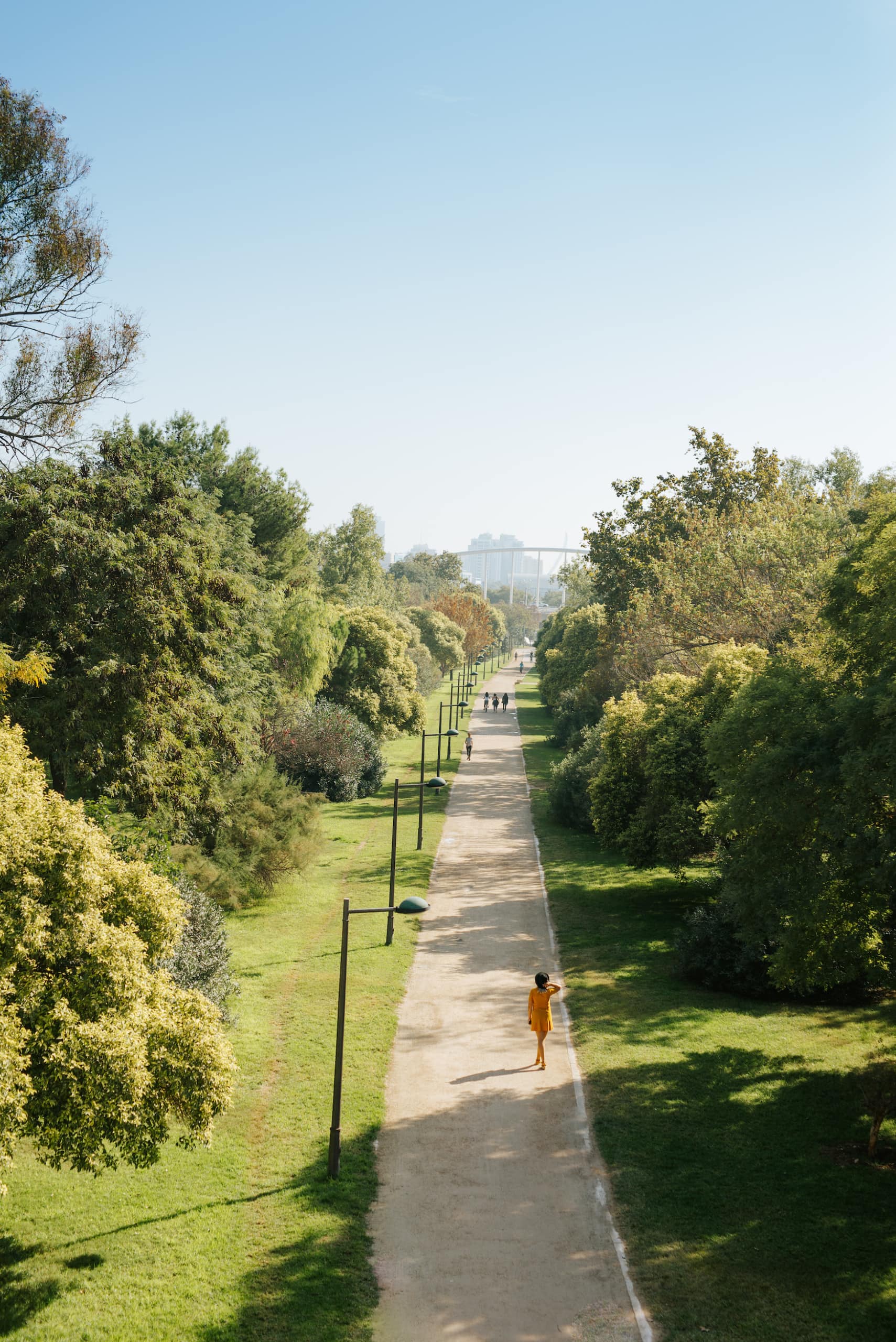 Frau spaziert durch den Turia Park in Valencia