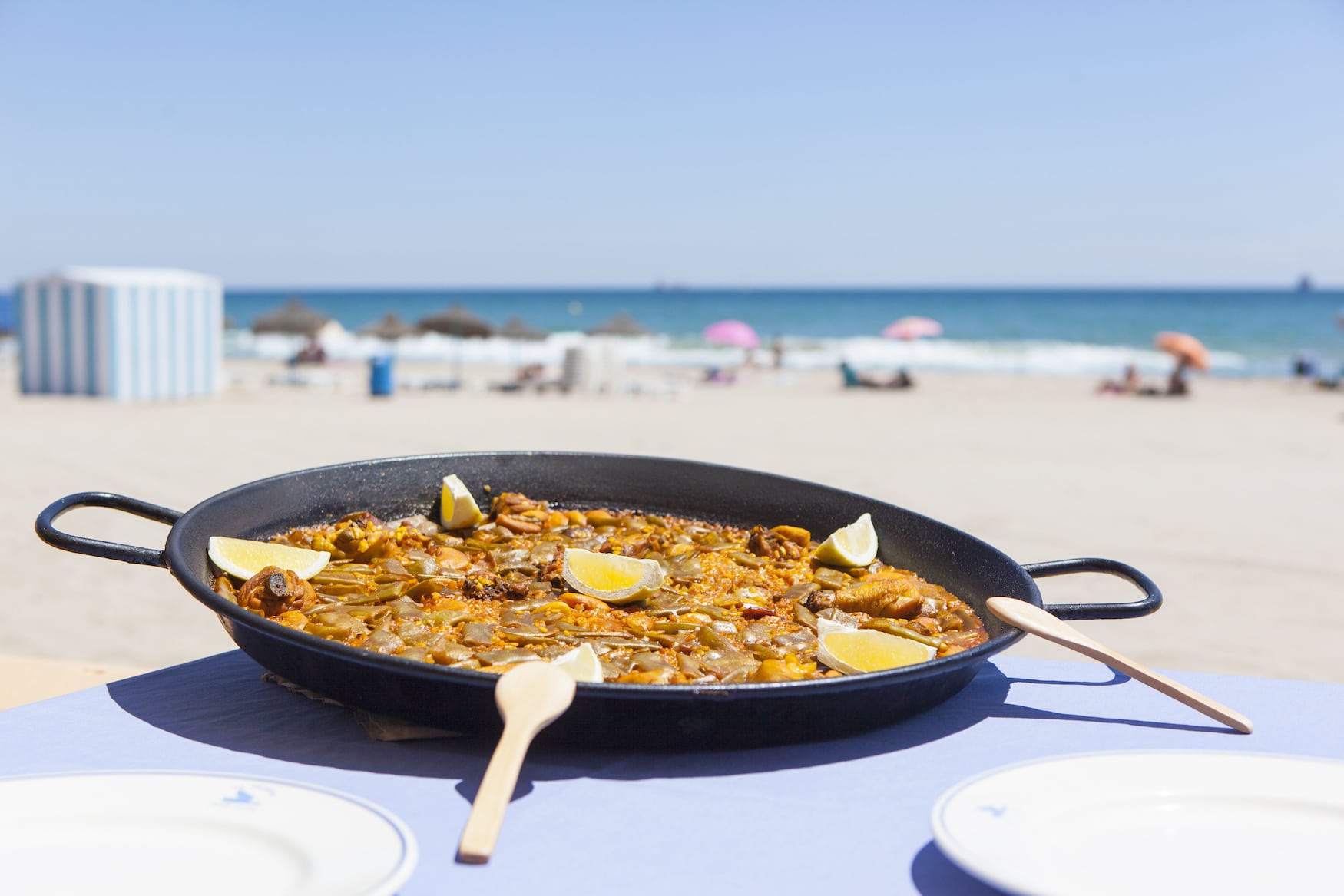 Paella Valenciana serviert in einem Strandrestaurant