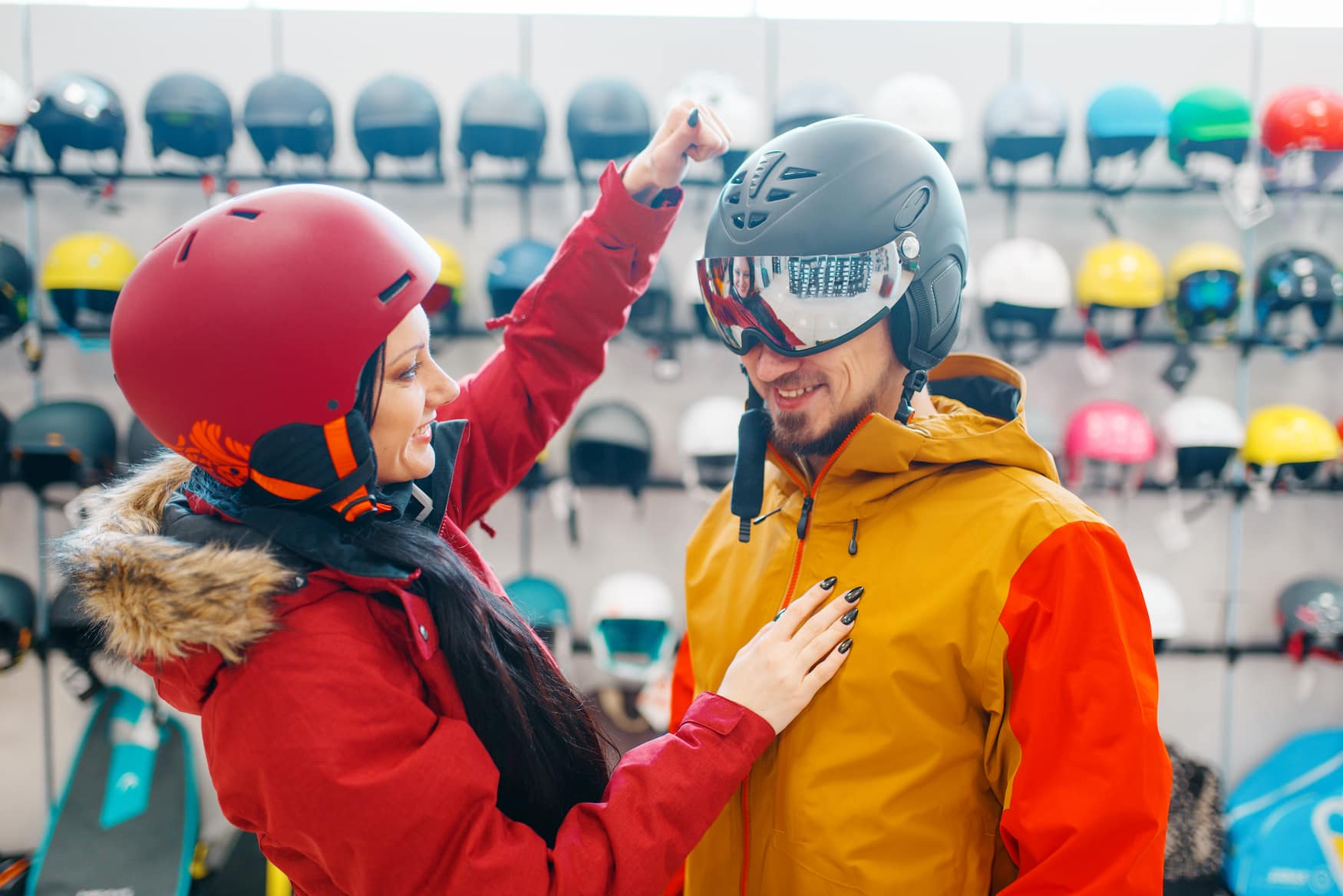 Pärchen überprüft wie Skihelm sitzt