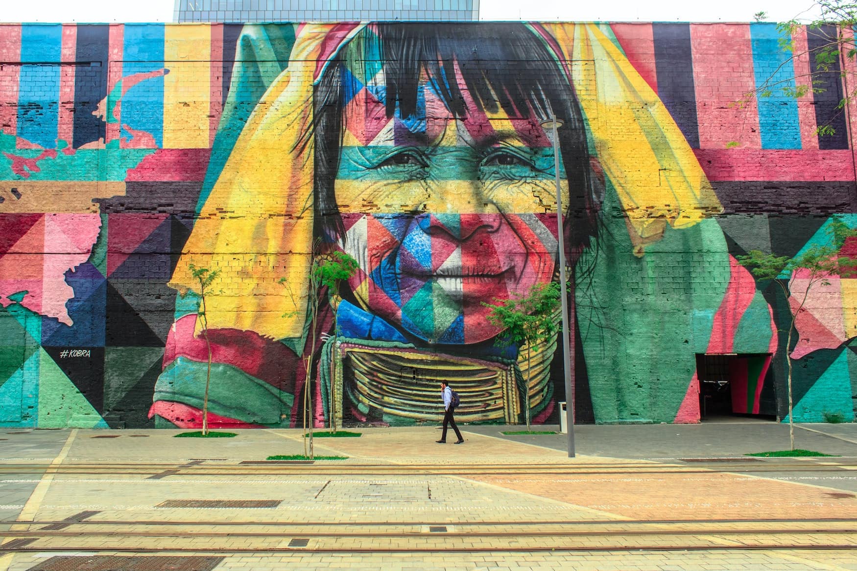 Indigene Frau als Streetart an einer Hauswand in Rio de Janeiro