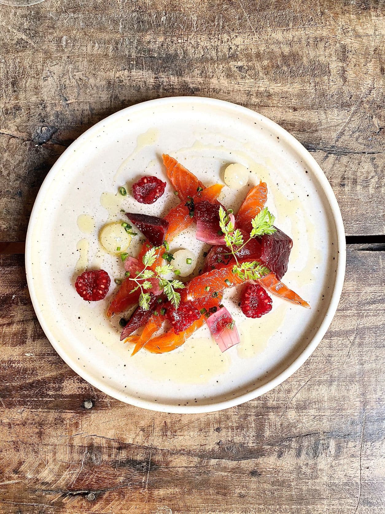Dekorierter Teller mit Lachs
