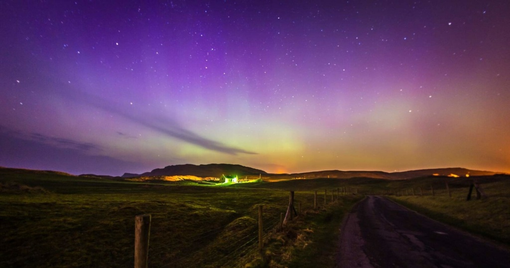 Aurora Borealis über der Lagg-Kirche Malin Head in Irland