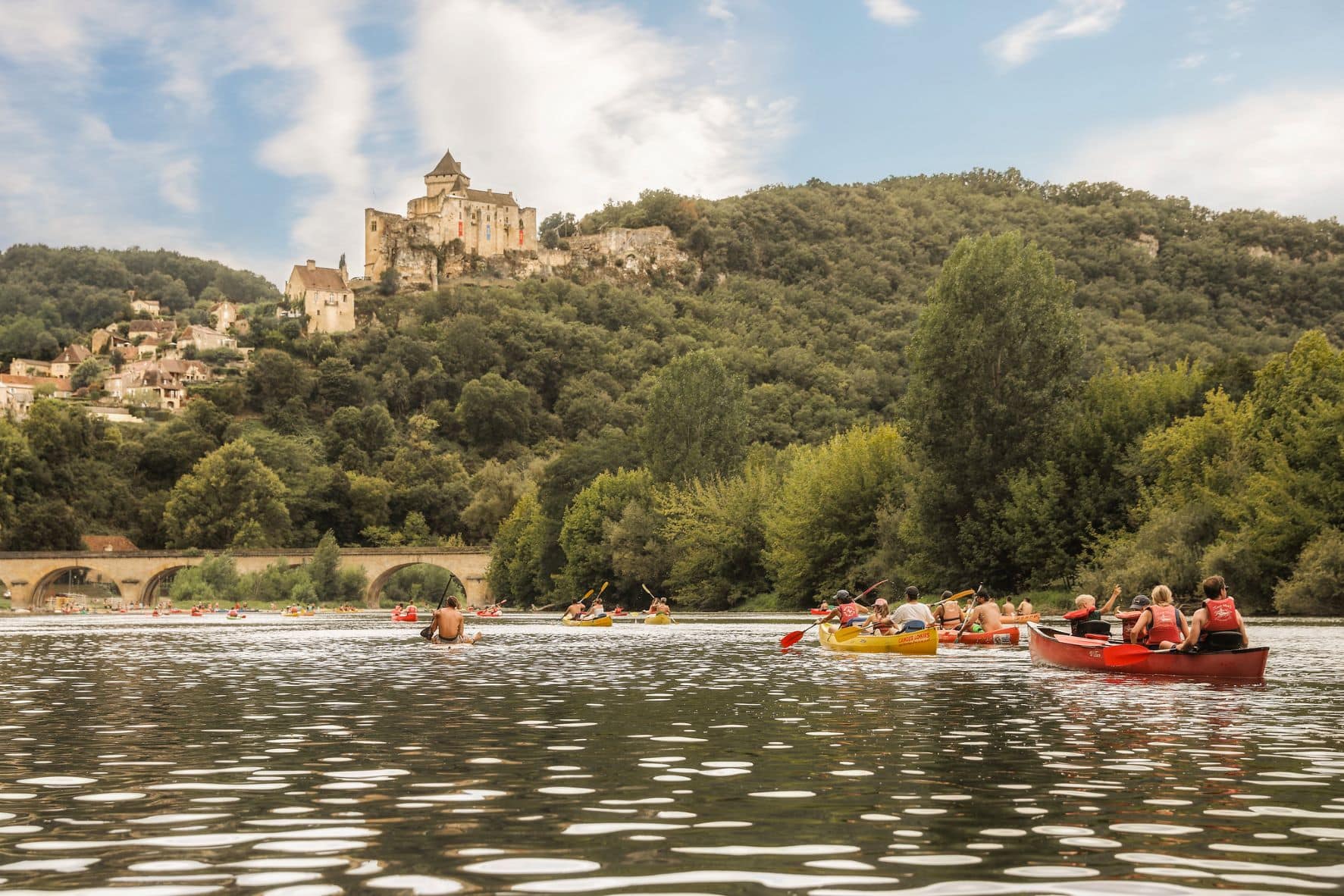 Kanuboote auf einem Fluss in Belvès-Domme