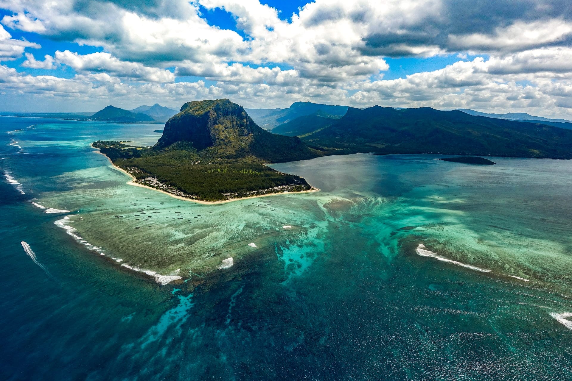 Der Le Morne Brabant befindet sich in der Nähe der Küste, um ihn herum ist das türkisblaue Meer zu sehen.