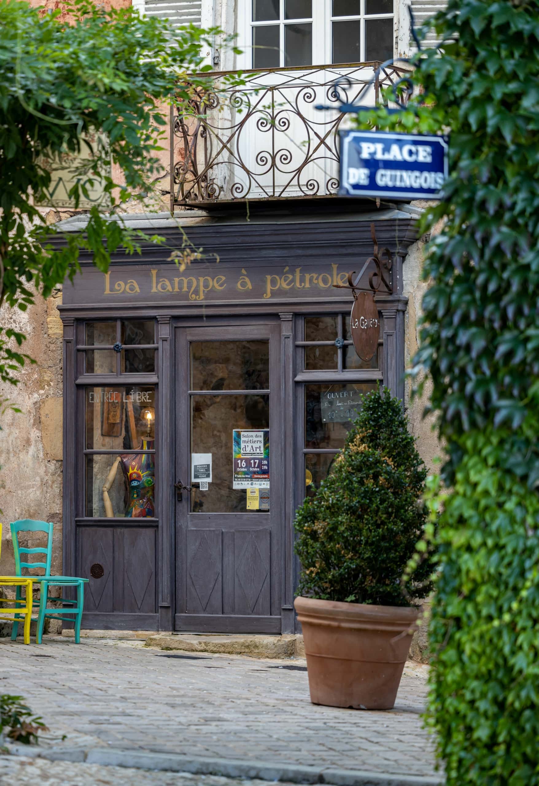 Petrol-Lampen-Shop in Terrasson