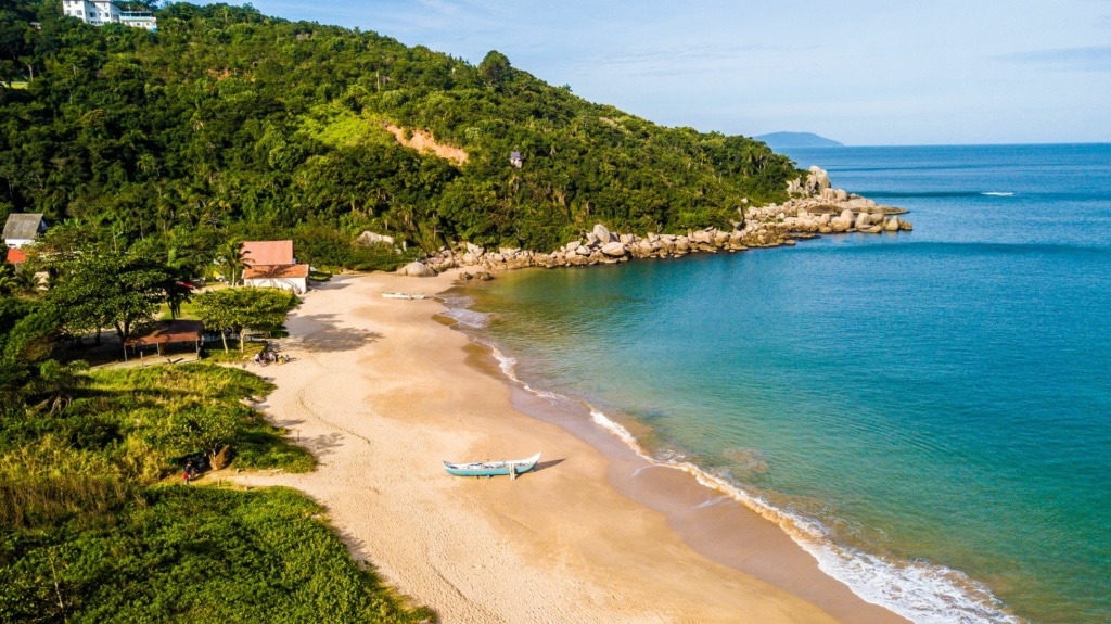 Brasilien nachhaltig: Strand in Bombinhas im Bundesstaat Santa Catarina