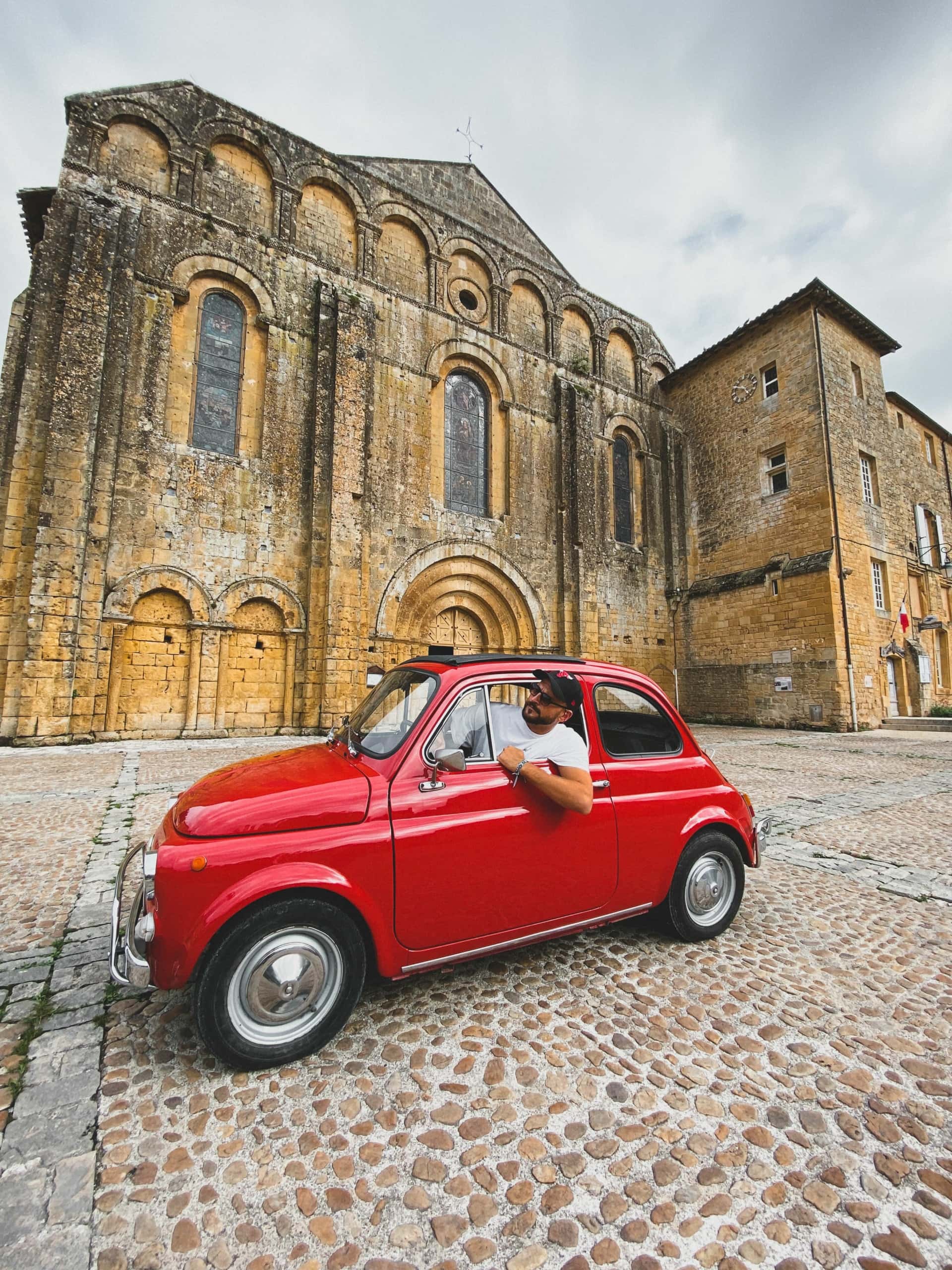 Mann im Vintage-Auto in der Dordogne