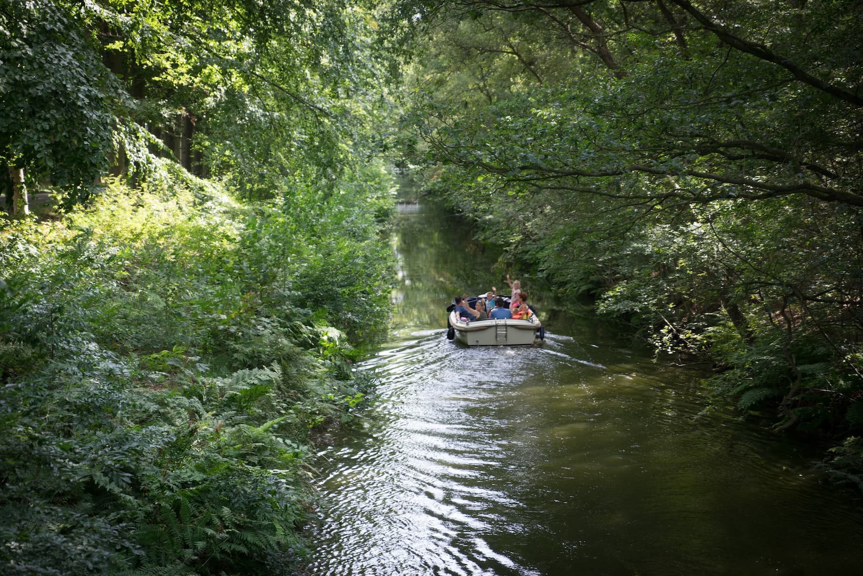 E-Boot fährt durch eine Wasserstraße in Friesland 