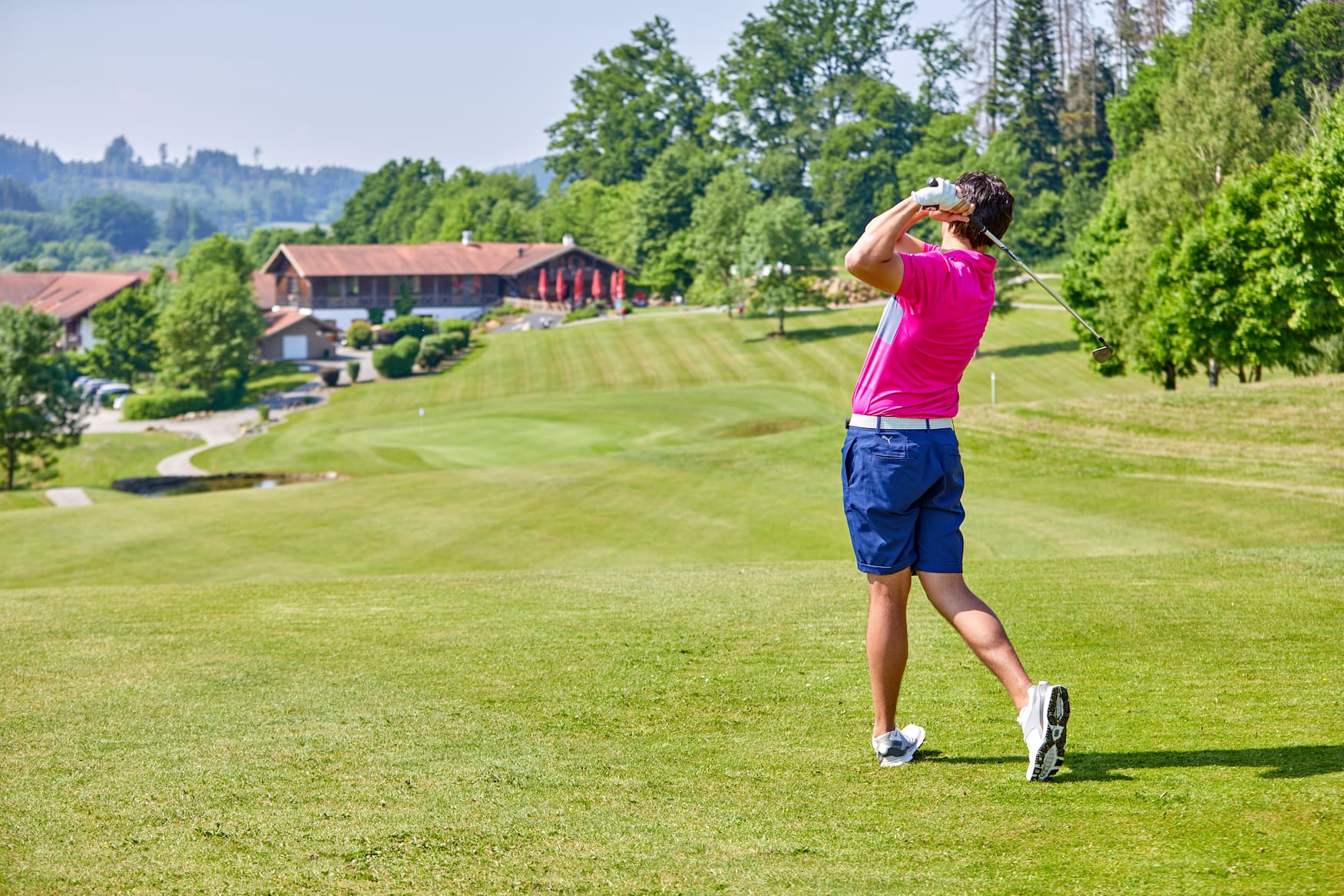 Golfspielerin spielt auf Golfplatz in Bad Griesbach