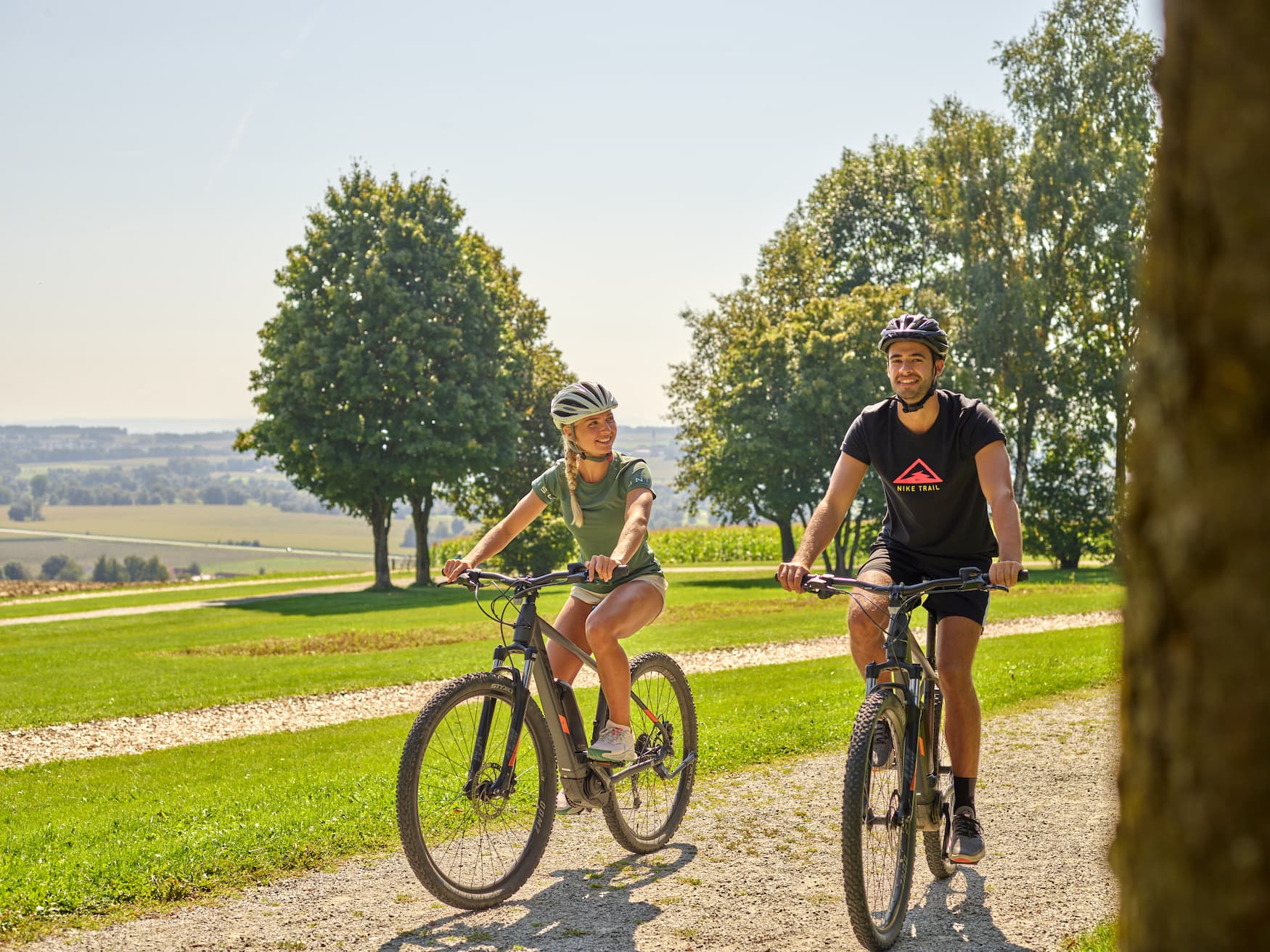 Radfahrer fahren an sonnigem Tag durch das Rottal