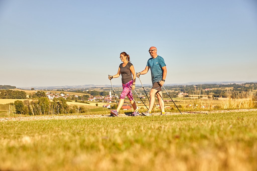 Wanderer an sonnigem Tag unterwegs durch das Rottal