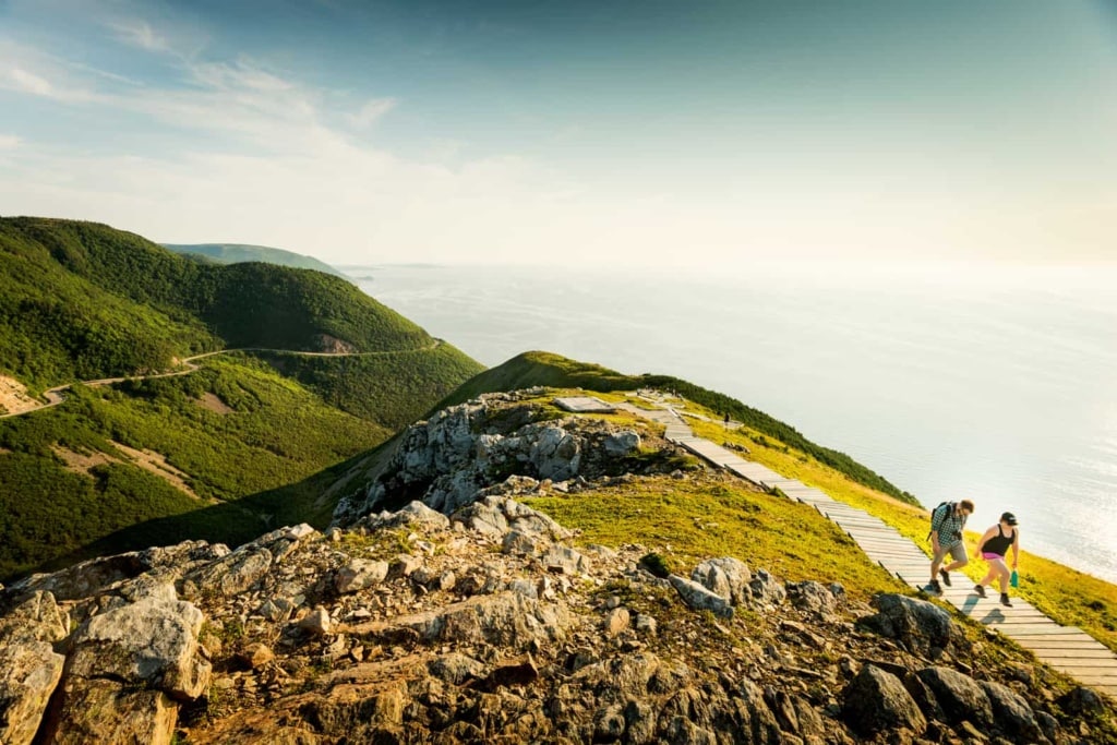 Wanderer auf dem Cabot Trail mit Blick auf den Atlantik