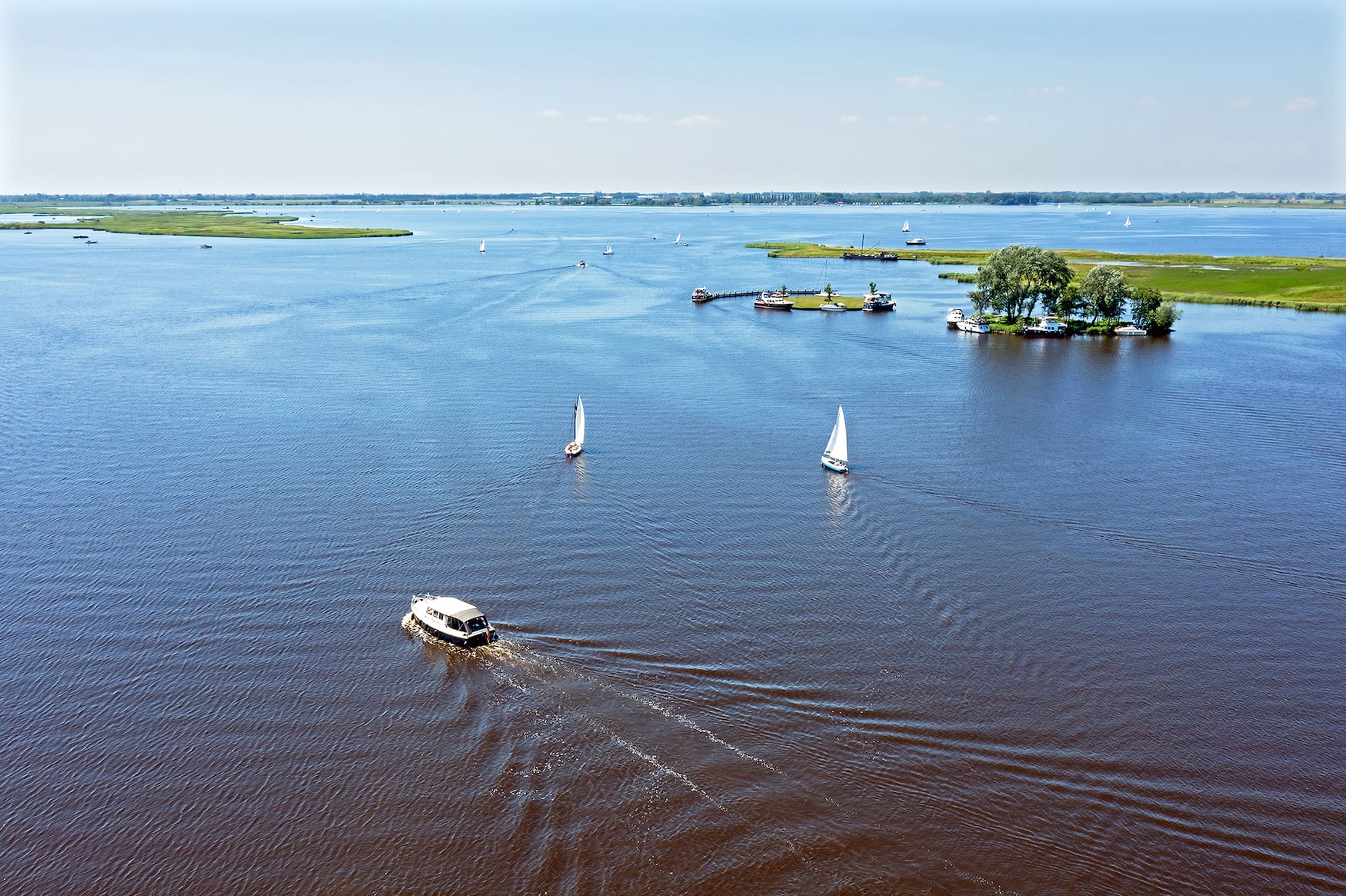 Boote in friesischem Meer in den Niederlanden