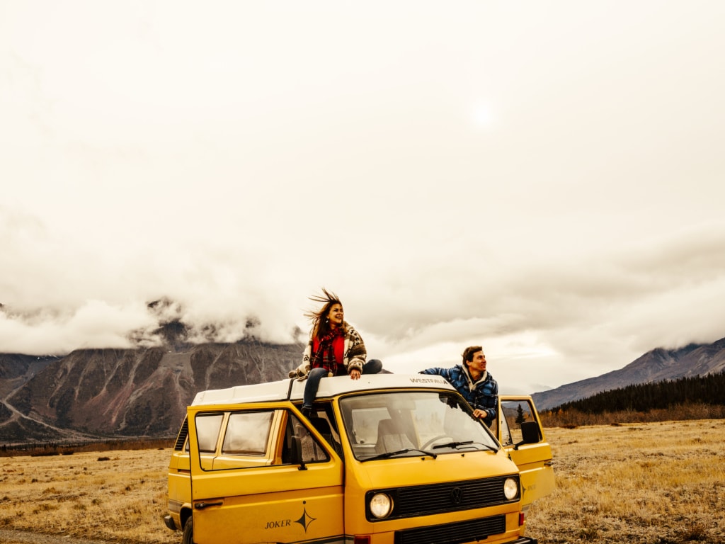 Pärchen bei einem Roadtrip durch Kanada im Kluane Nationalpark
