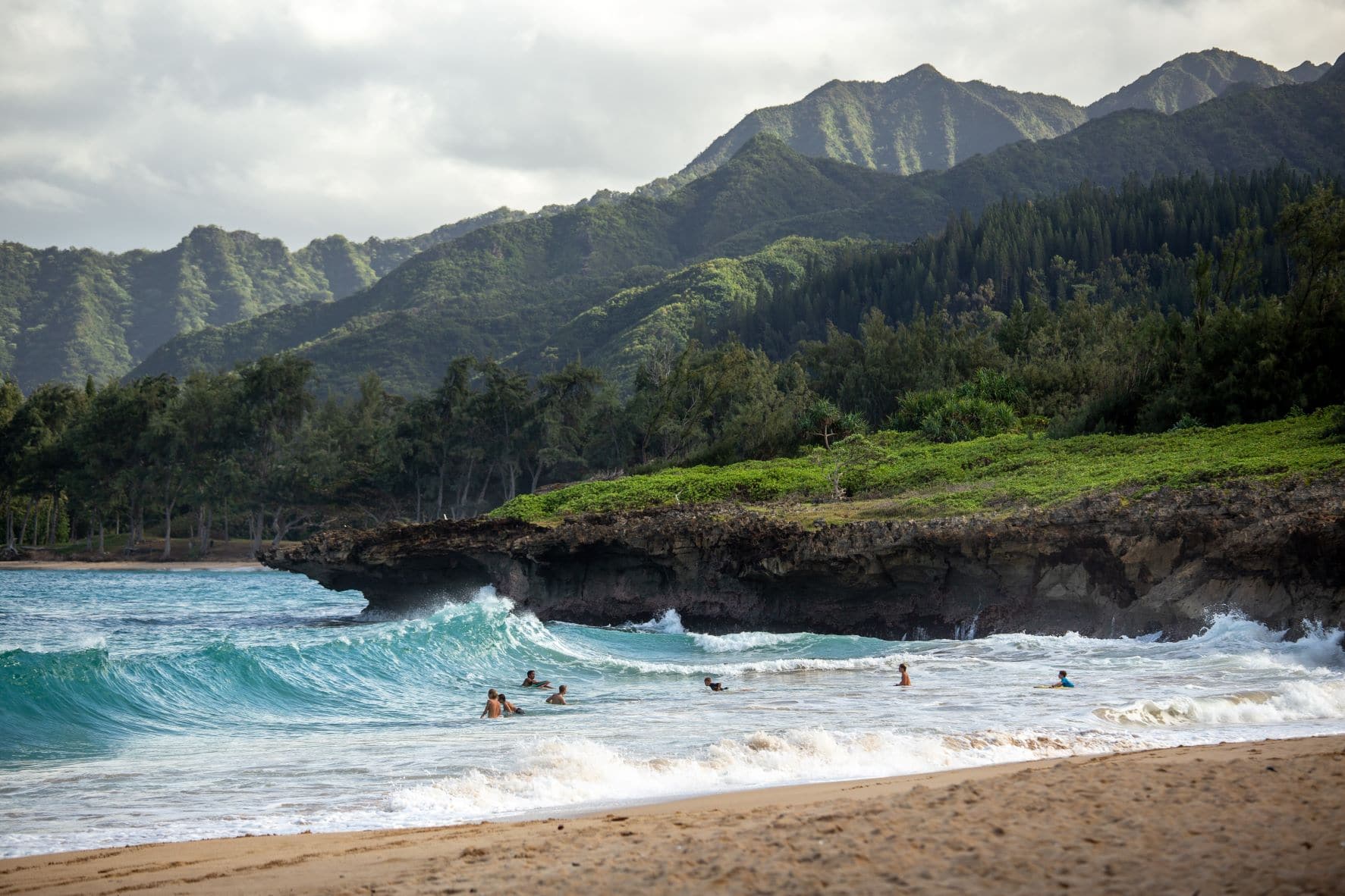 Badende im Meer am Strand auf Hawaii