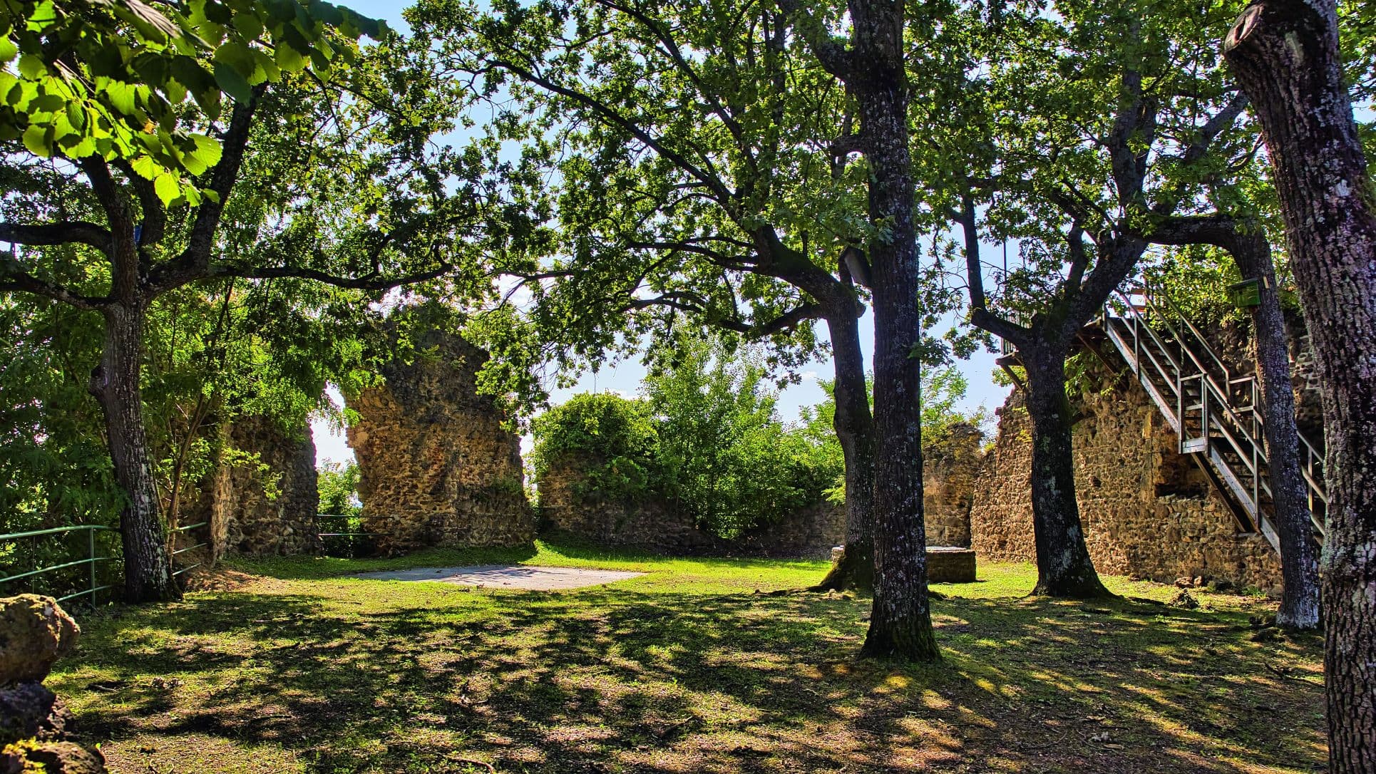 Innere der Burgruine Neuhaus im Burgenland