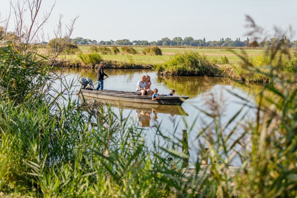 Inseln an Atlantikküste in Frankreich: Familie auf einem Boot in La Brière