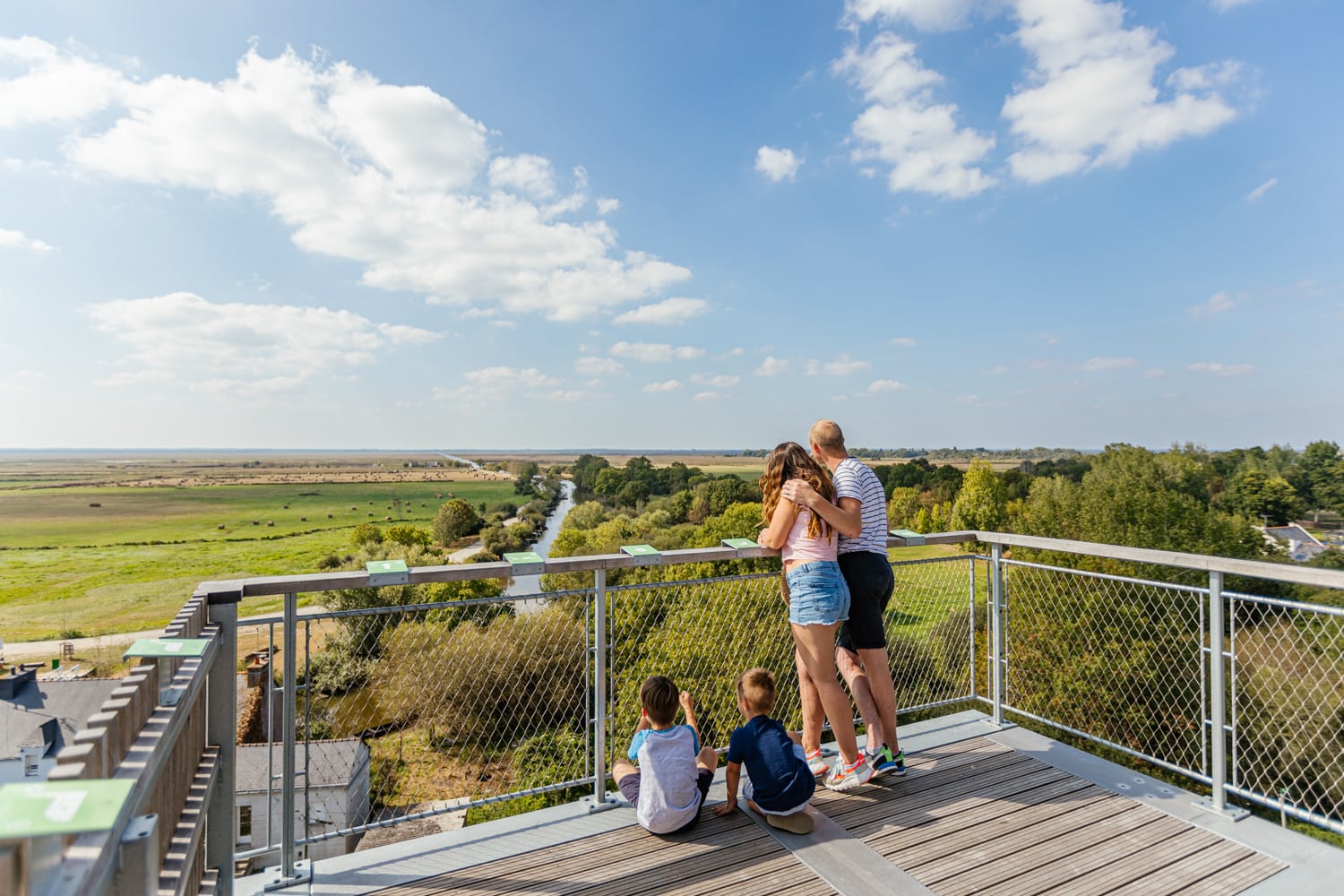 Familie auf Aussichtsplattform in La Brière