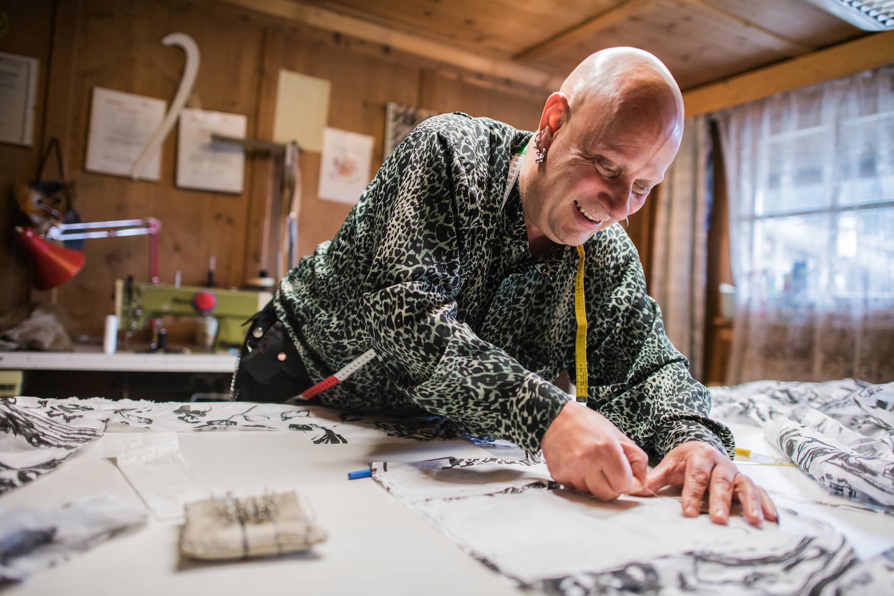 Hubert Pfeifhofer aka Sir Lady Eisenhover stellt Handwerkskunst aus Sexten her