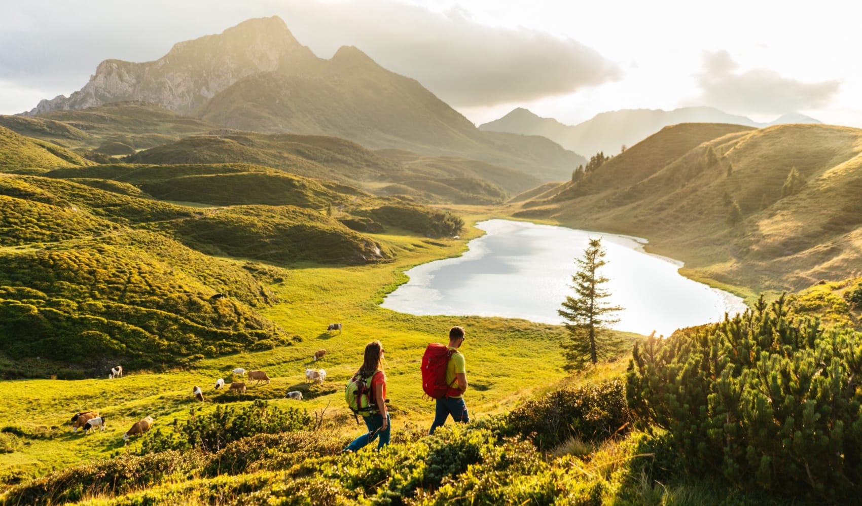 Schöne Natur in Österreich: Wanderer am Zollnersee in Kärnten