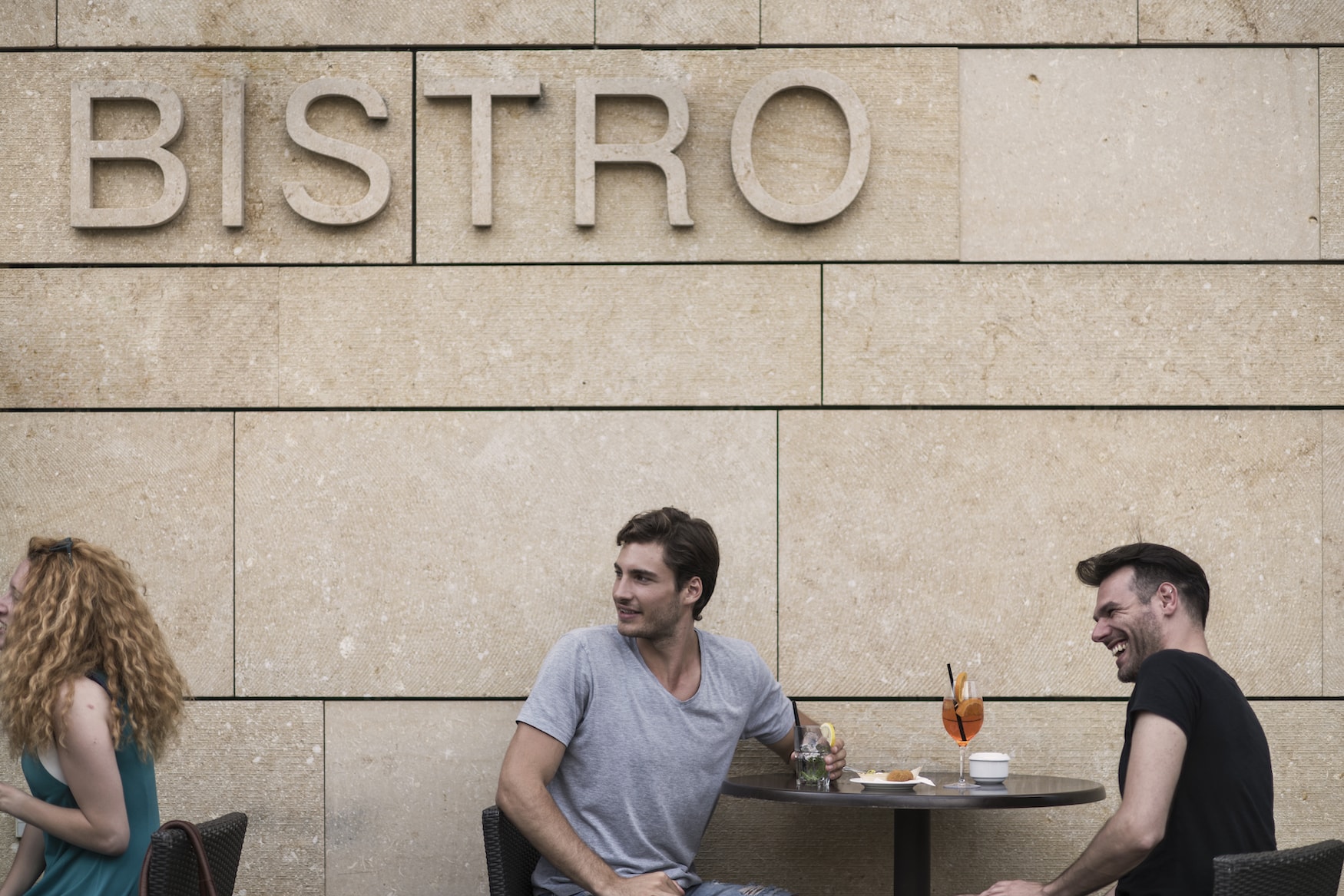Aperitivo-Time auf dem Thermenplatz in Meran – dort trifft sich an lauen Sommerabenden Jung und Alt zu Spritz und Co.