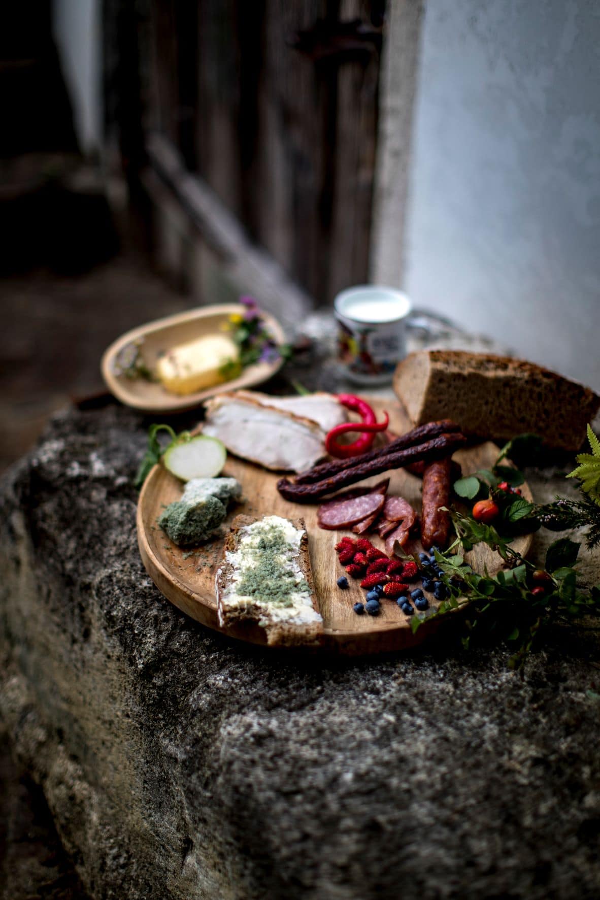 Bauernplatte in der Steiermark mit Brot, Steirerkäse, Speck, Würstchen und Almbutter